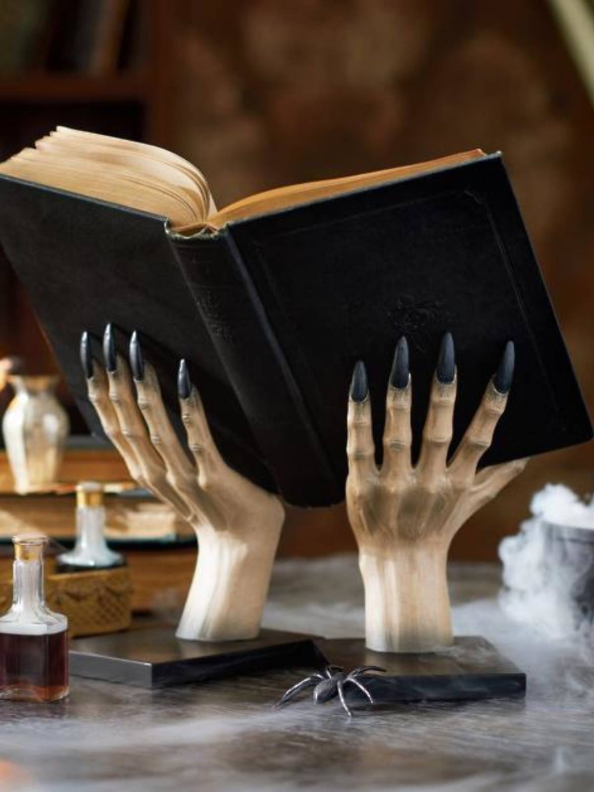Cross -border independent station Witchy Hand Book Stand Halloween Resin Witch Hand Book Fringe Slash