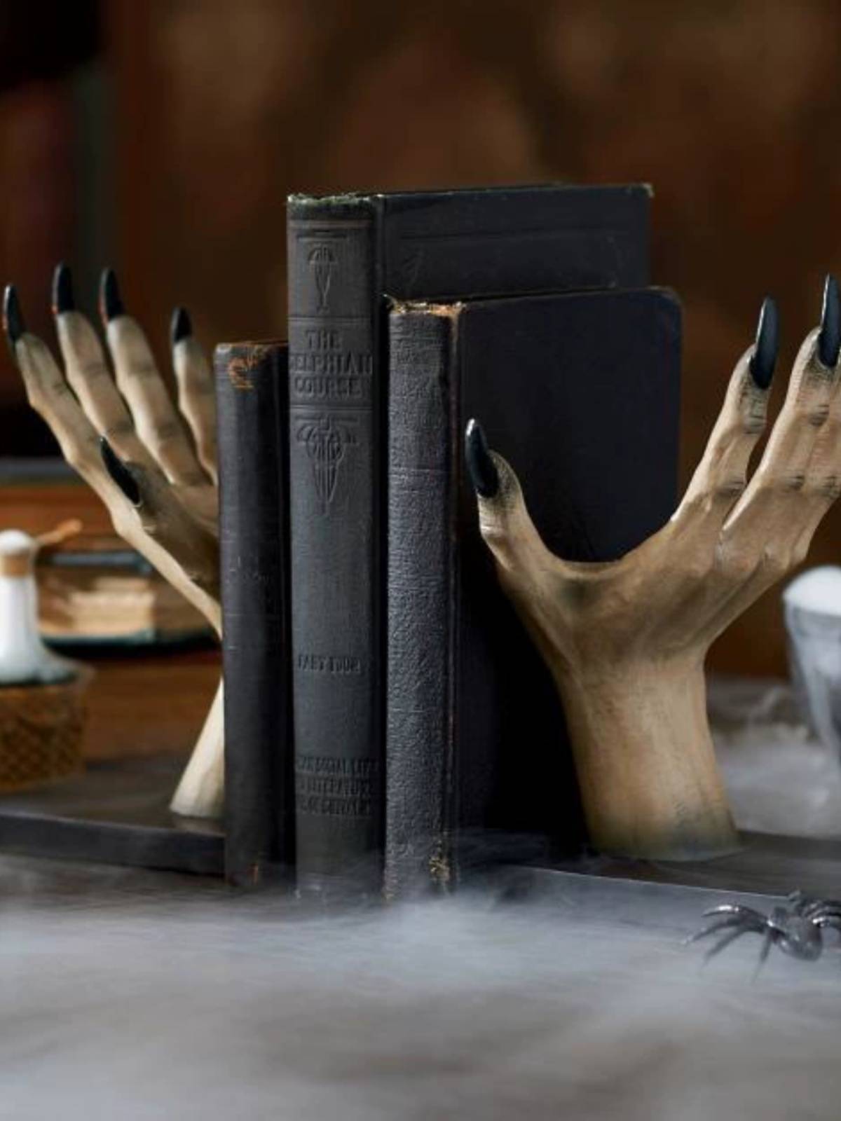 Cross -border independent station Witchy Hand Book Stand Halloween Resin Witch Hand Book Fringe Slash