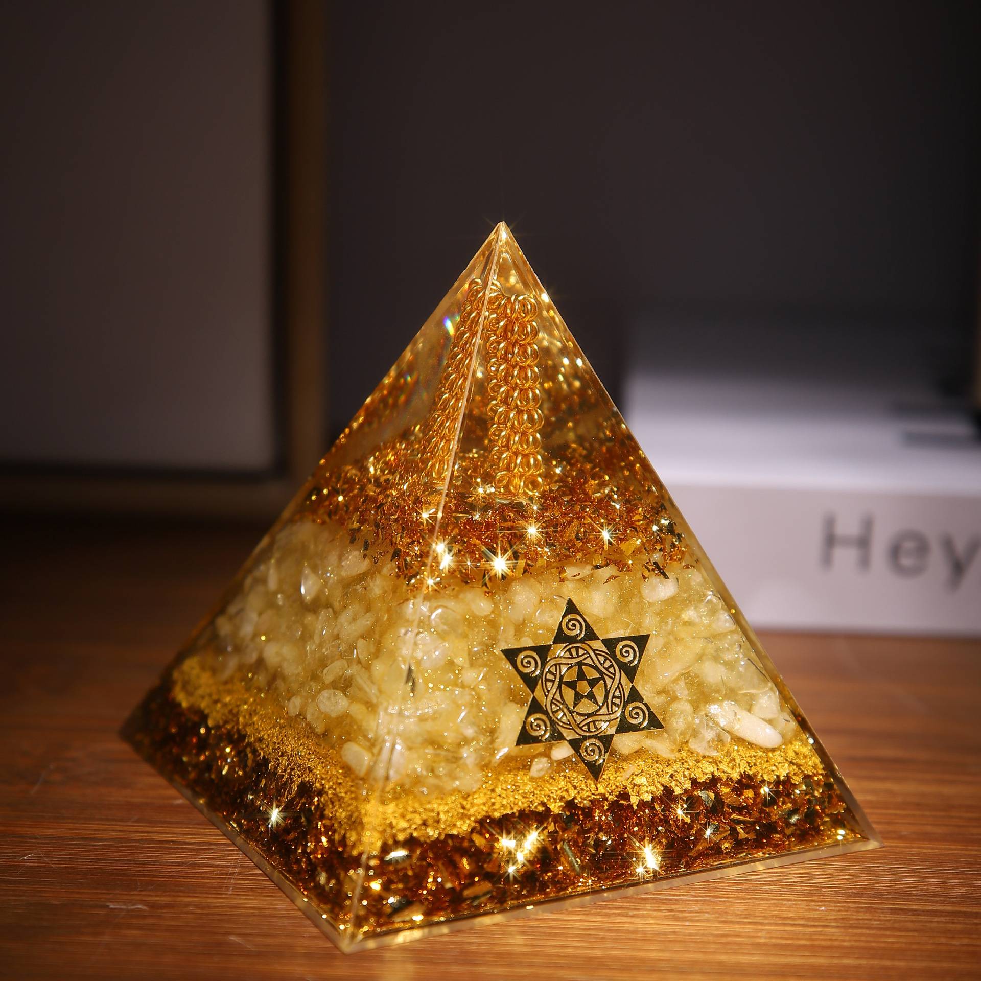 Cross -border Amazon explosion gold pyramid energy pyramid energy tower resin decoration home decoration manufacturer