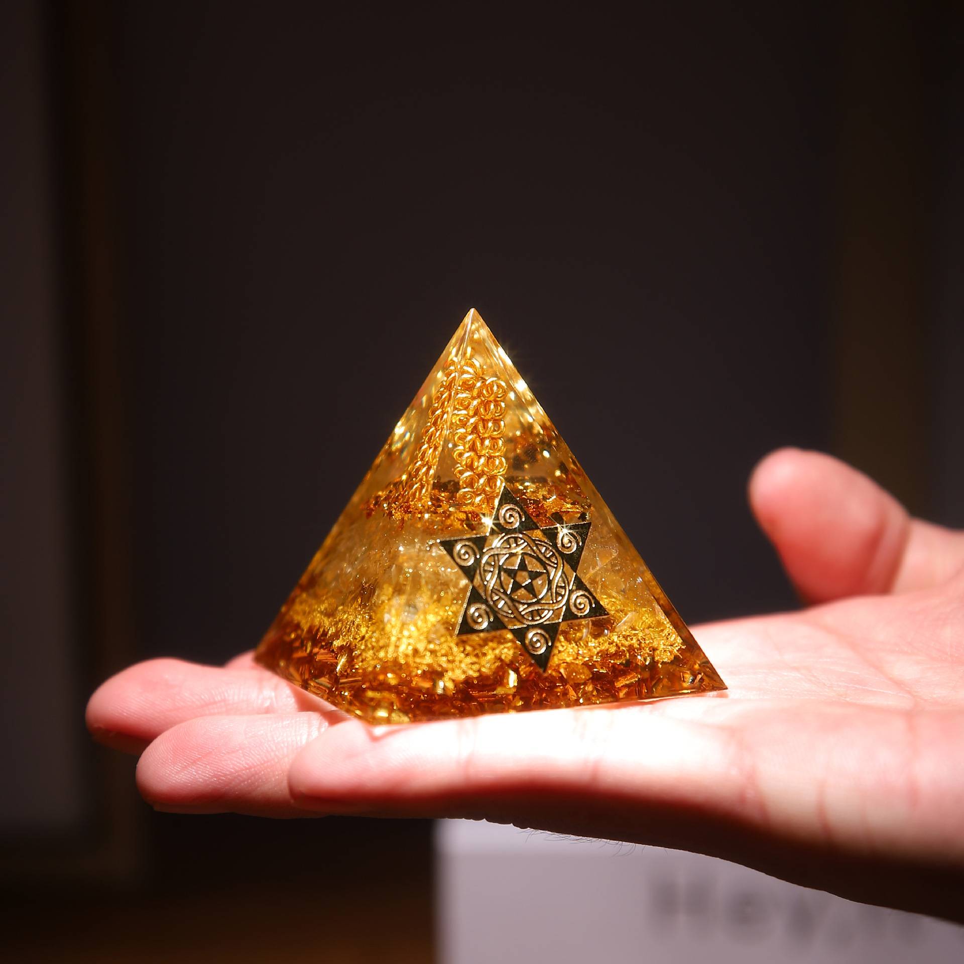 Cross -border Amazon explosion gold pyramid energy pyramid energy tower resin decoration home decoration manufacturer