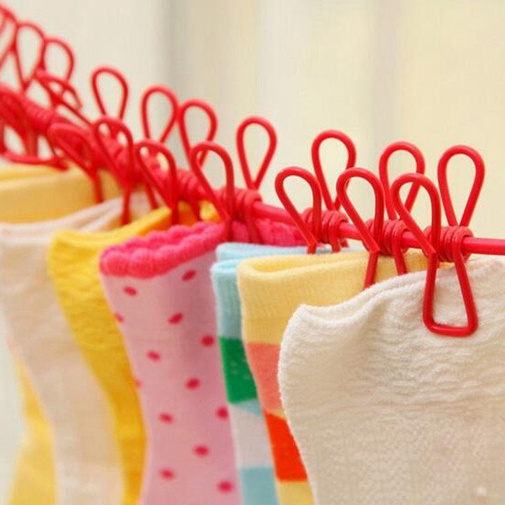 Durable flexible elastic retractable clothesline with colored metal clips