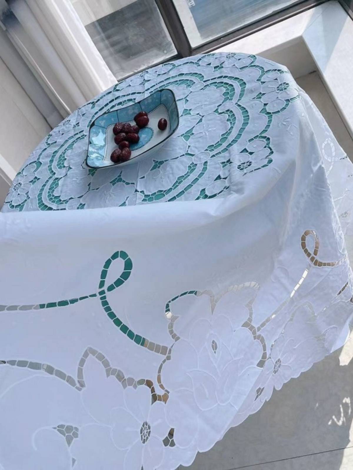 European -style cotton small machine embroidered hollow dining table cloth cover