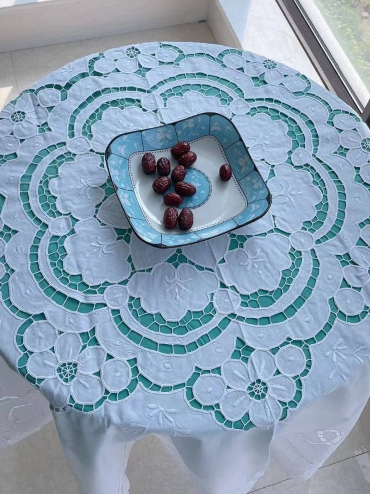 European -style cotton small machine embroidered hollow dining table cloth cover