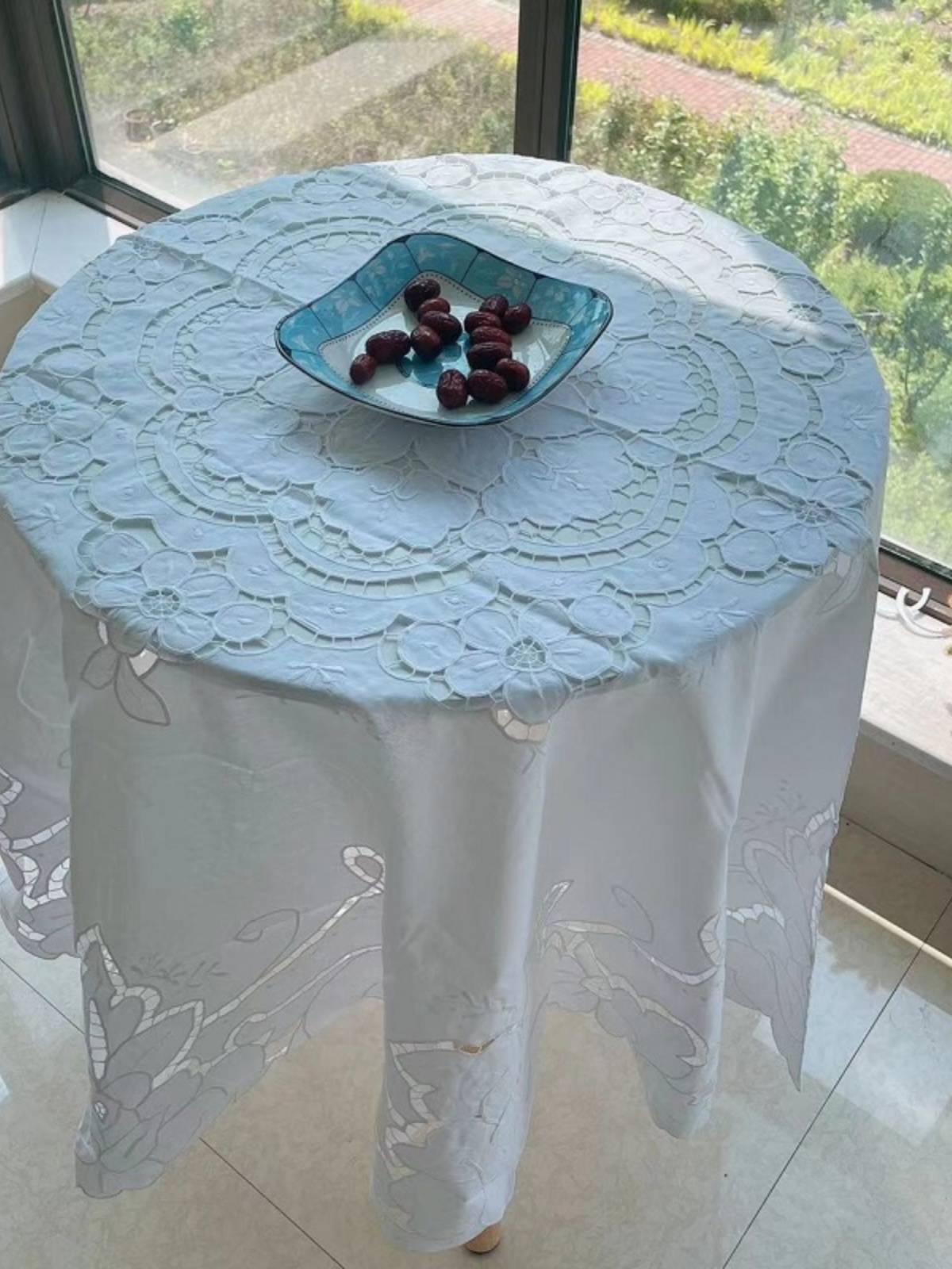 Exit white old cotton cloth jade dragon small machine embroidered hollow embroidered flower round table cloth home white square table Q.