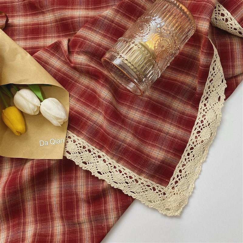 Daqian Impression Korean INS red black and white plaid tablecloth retro field picnic picnic picked background.