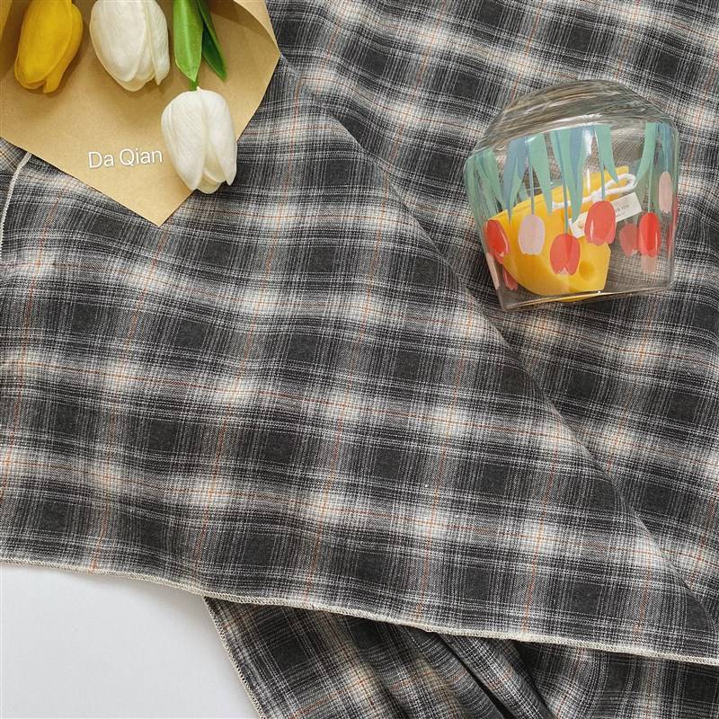 Daqian Impression Korean INS red black and white plaid tablecloth retro field picnic picnic picked background.