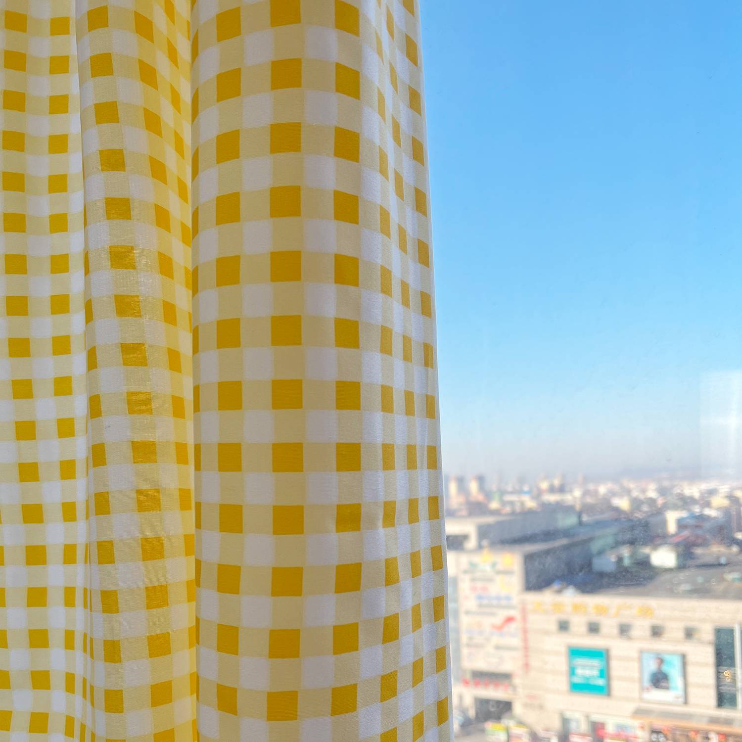 The bedroom is not penetrated by people's partition simple curtains