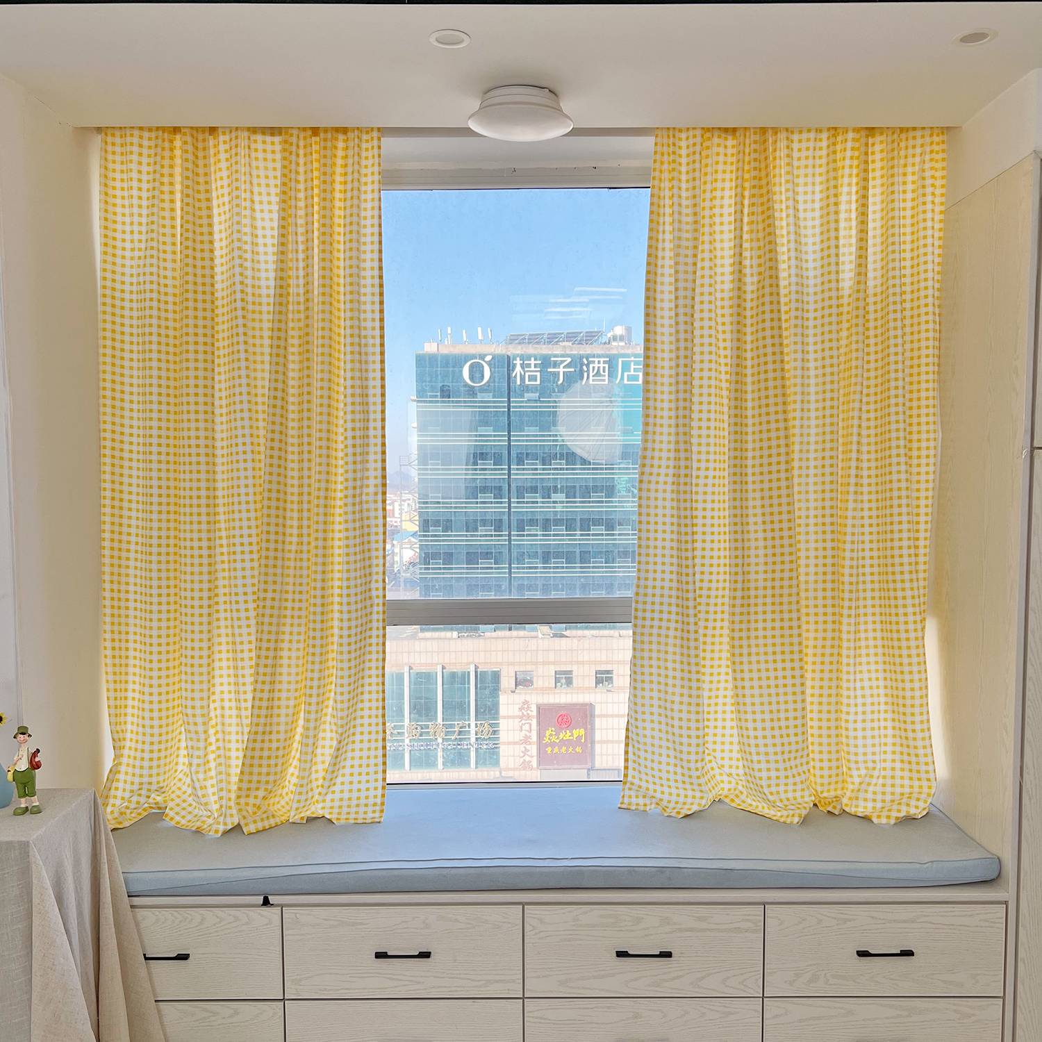 The bedroom is not penetrated by people's partition simple curtains
