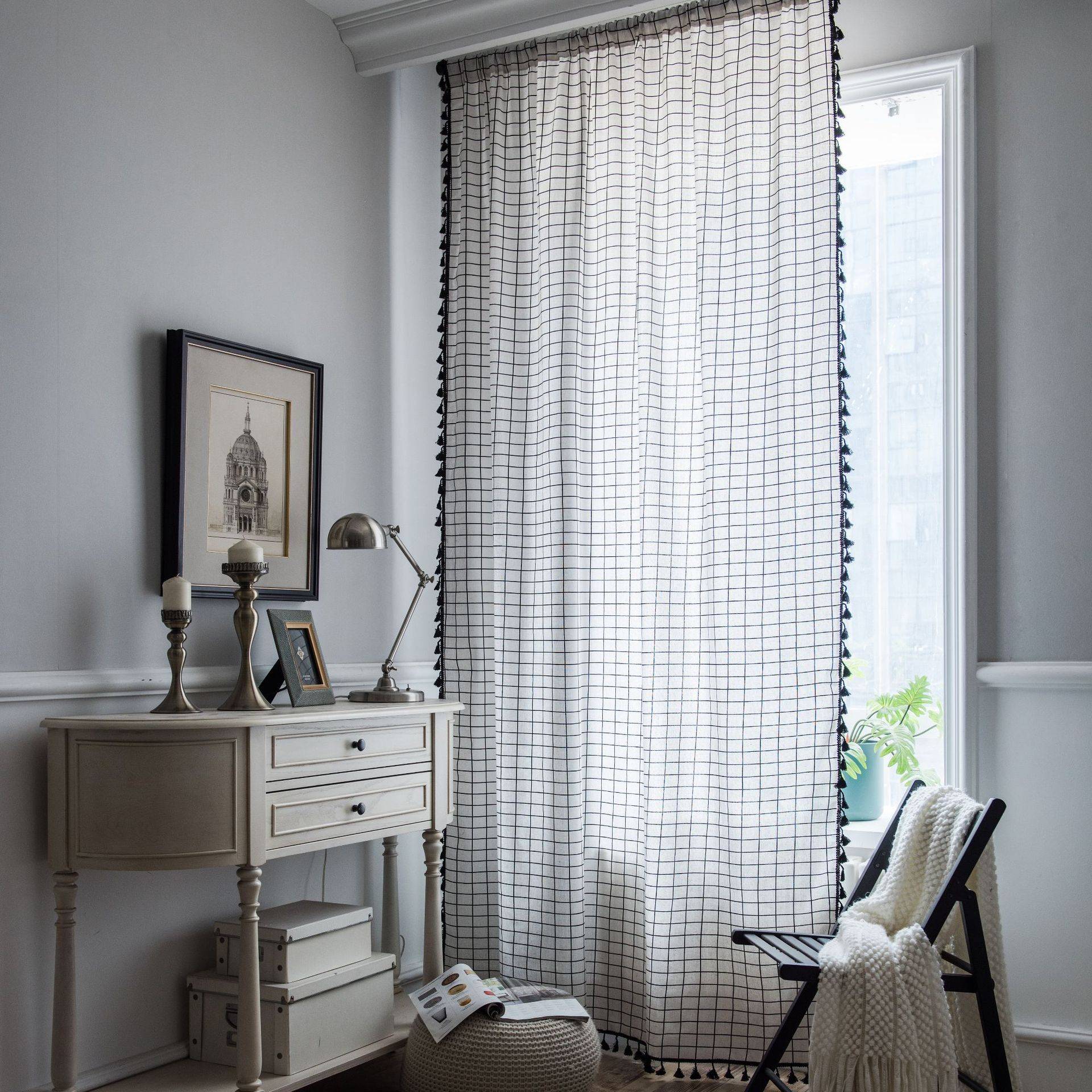 White curtains are simple and transparent.