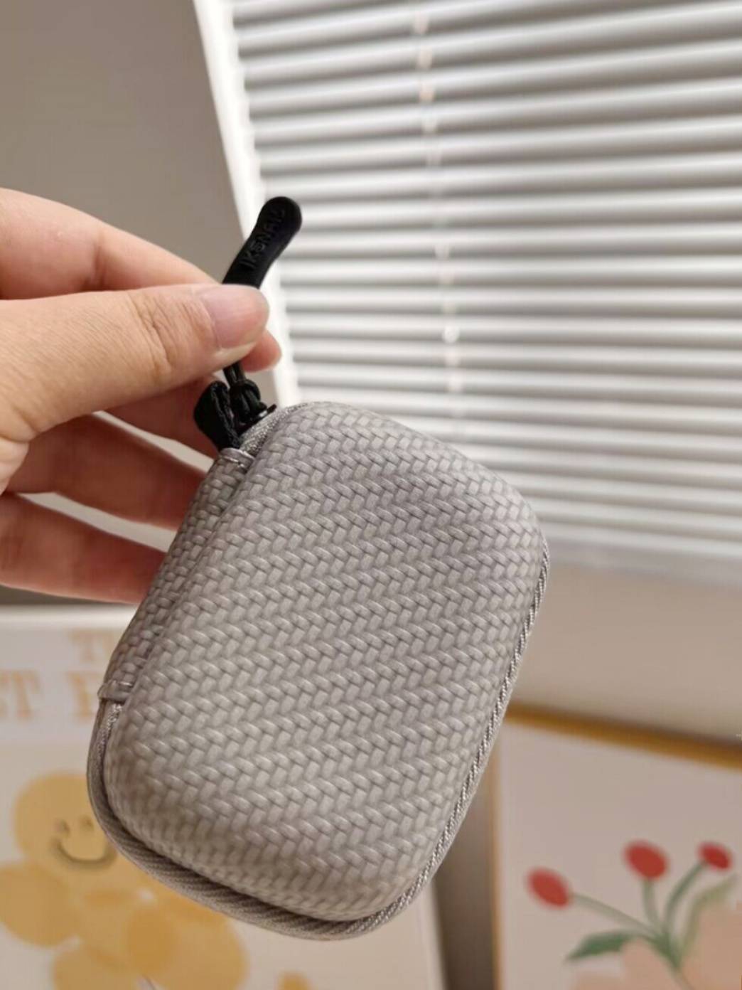 Single high -quality small portable headphone box ~ pressure -resistant small storage Bluetooth headset storage box