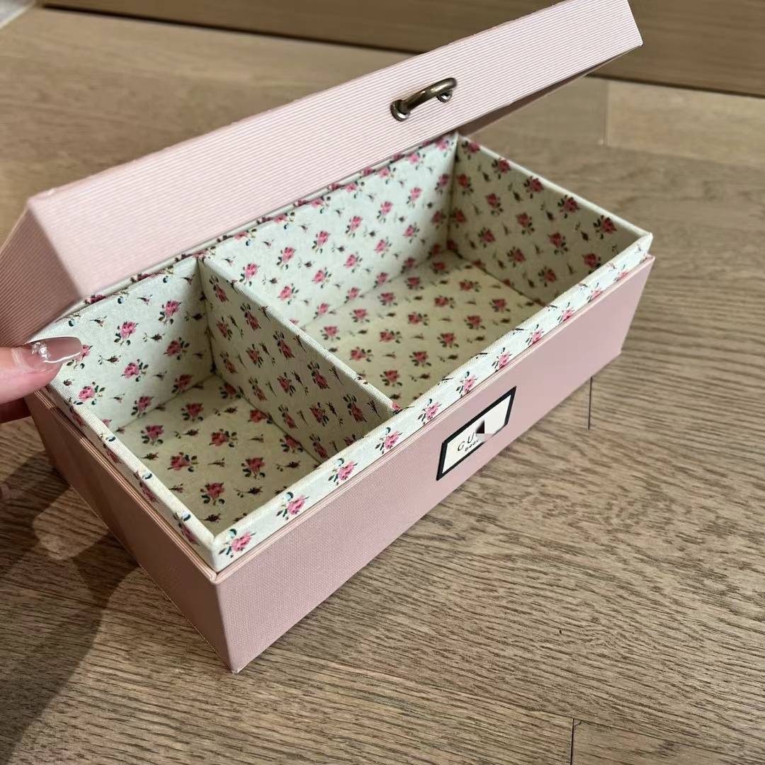 Pink floral jewelry box makeup box pink appearance lining in appearance, beautiful combination