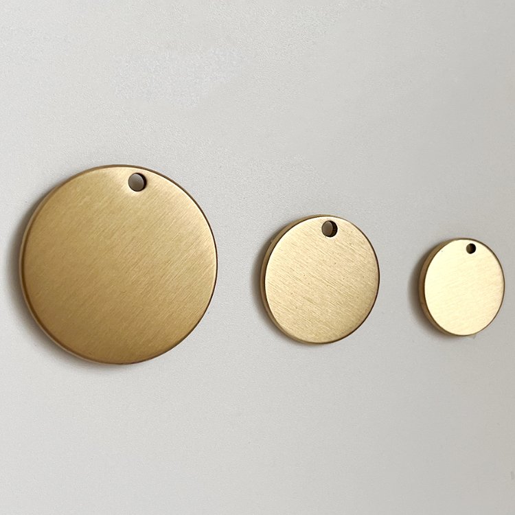 Wholesale Two-Sided Blank Shield Shaped Nameplate Brushed Or Mirror Effect Lettering Metal Plate Brass Dog Tags For Sale