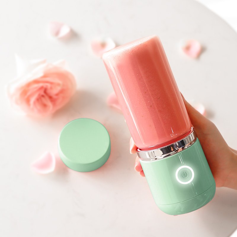 Factory price small easy to take smoothie blender household rechargeable mini blender portable juicer blender