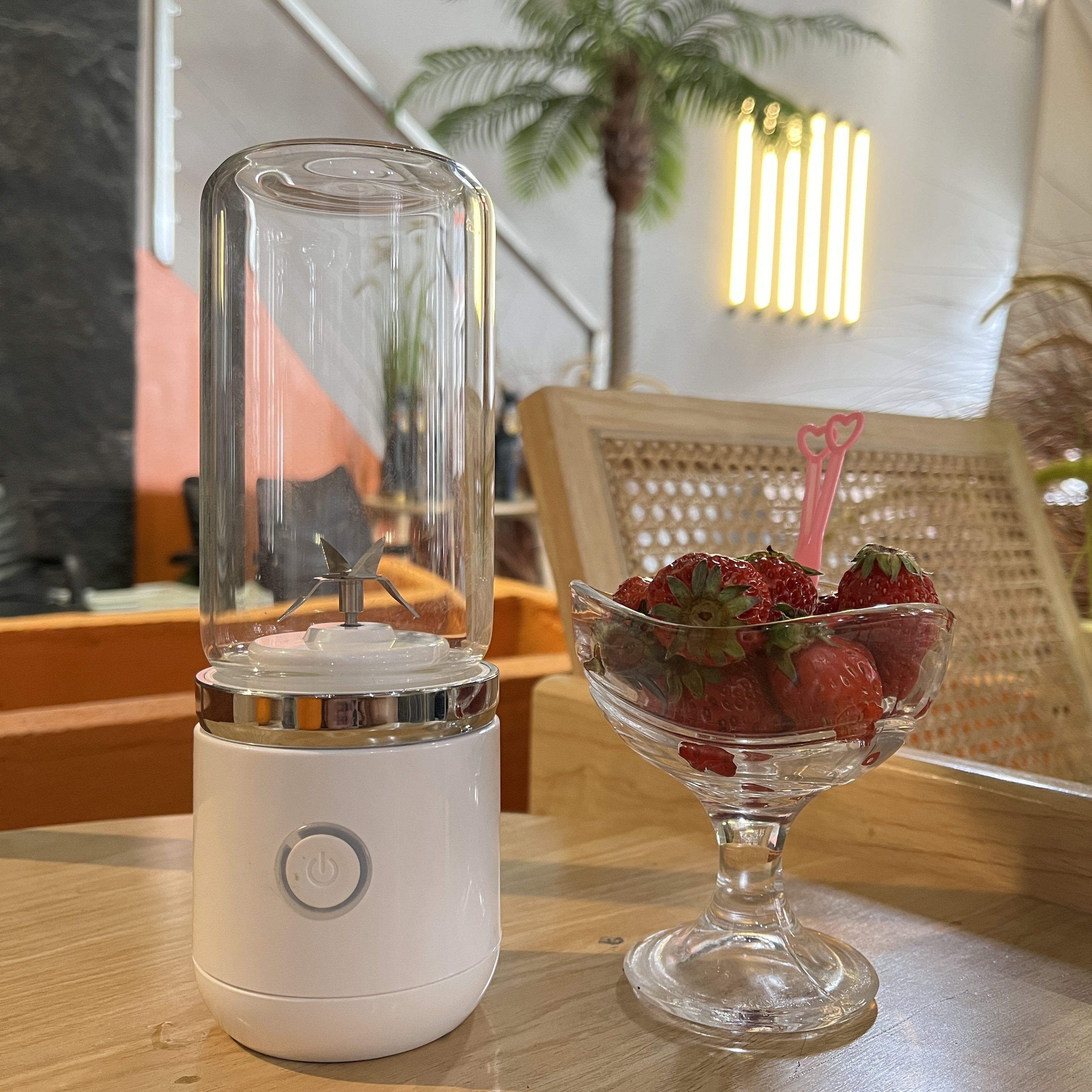 Kitchen appliance high speed 3.7V 380ml usb rechargeable mini juicer mixer smoothie maker personal portable blender cup