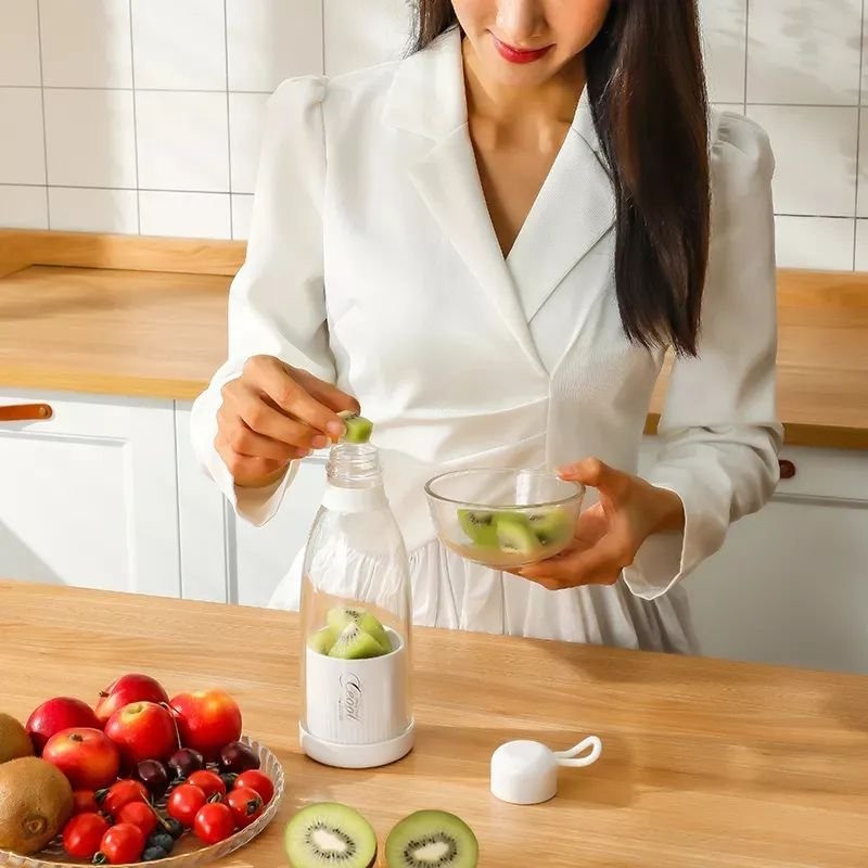 2023 New Personal Wireless Rechargeable Fresh Fruits Mixer Smoothie Bottle Mini Fast Juice Juicer Portable Blender