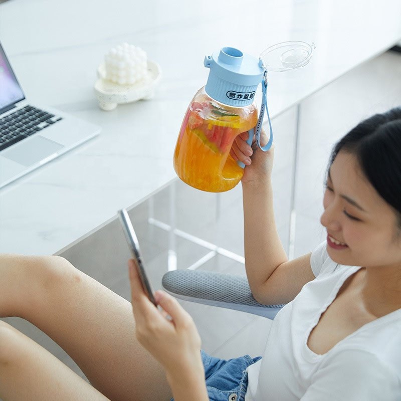 Tiktok Hot Selling Wireless Fruit Fresh Juice Cup Portable 1000ml Fruit Ice Mixer Cup Blender USB Charge Juicers