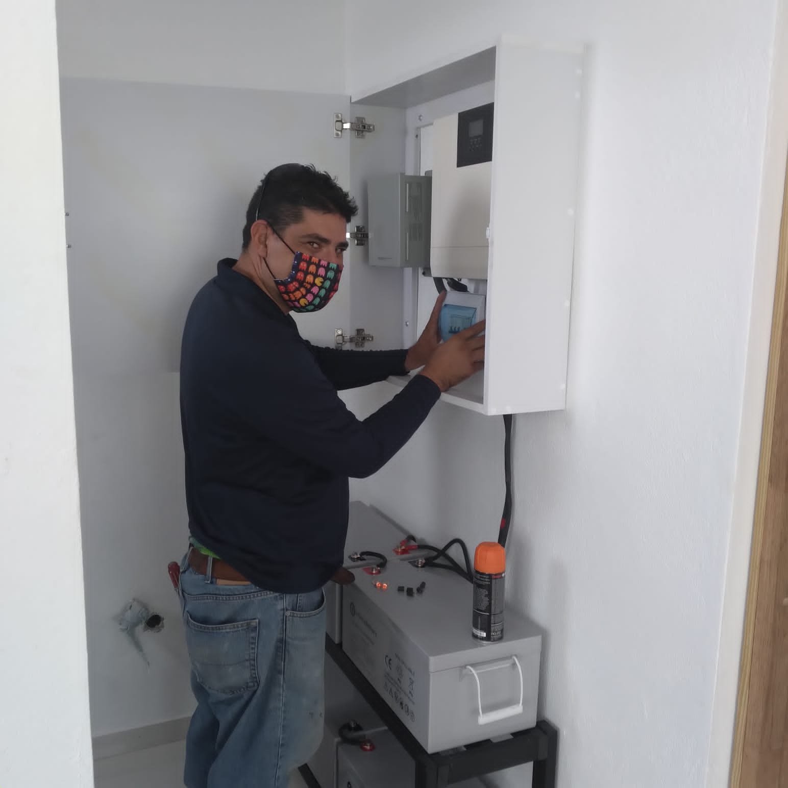 Solar Inverter 3000W 5000W 8000W 10000W Hybrid off grid lifepo4 charger Inverter SRNE HF2430U60-100 inverter