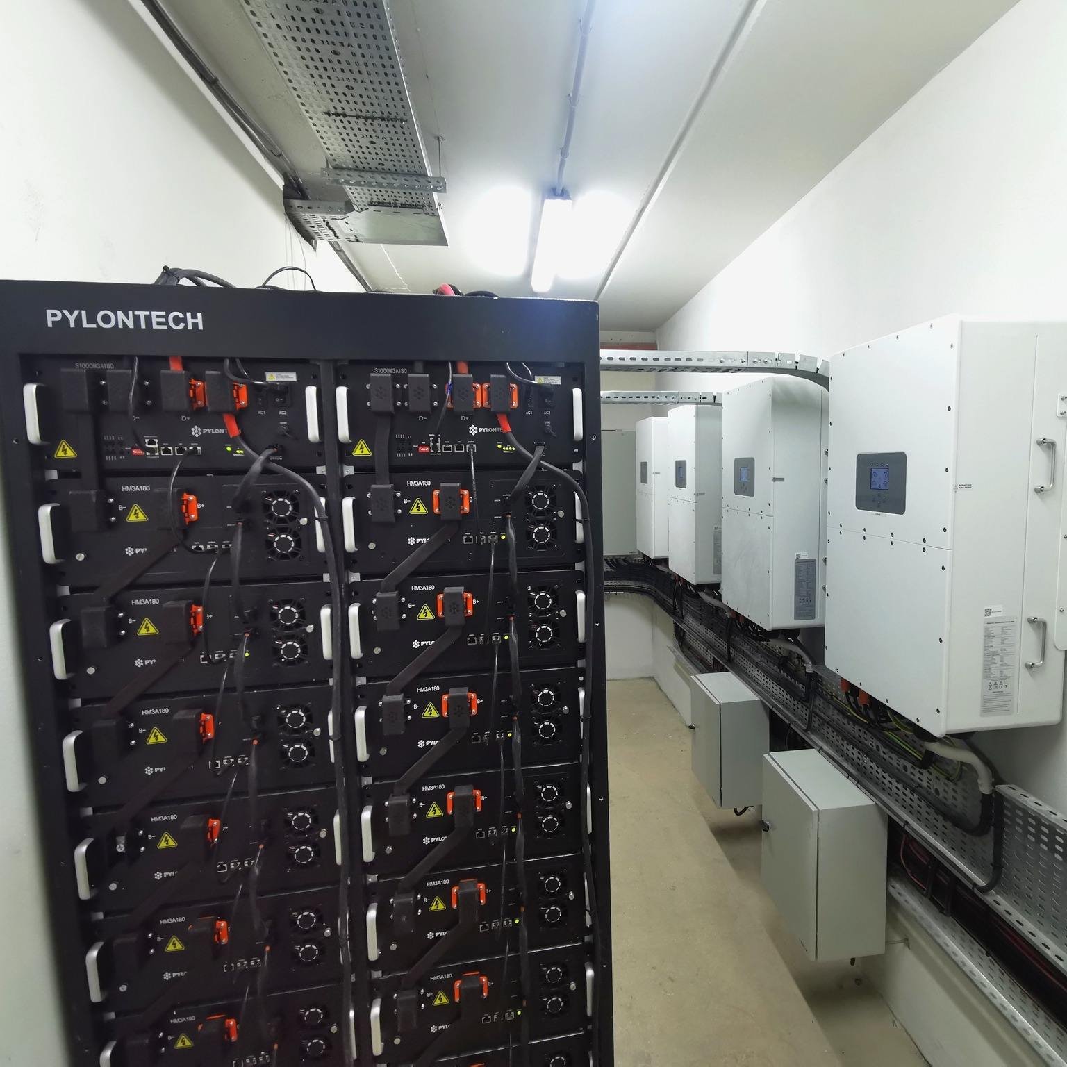 Deye hybrid solar inverter 40Kw Ac Dc Solar Inverter Hybrid Deye Inverter High voltage 40KW SUN-40K-SG01HP3-EU-BM4