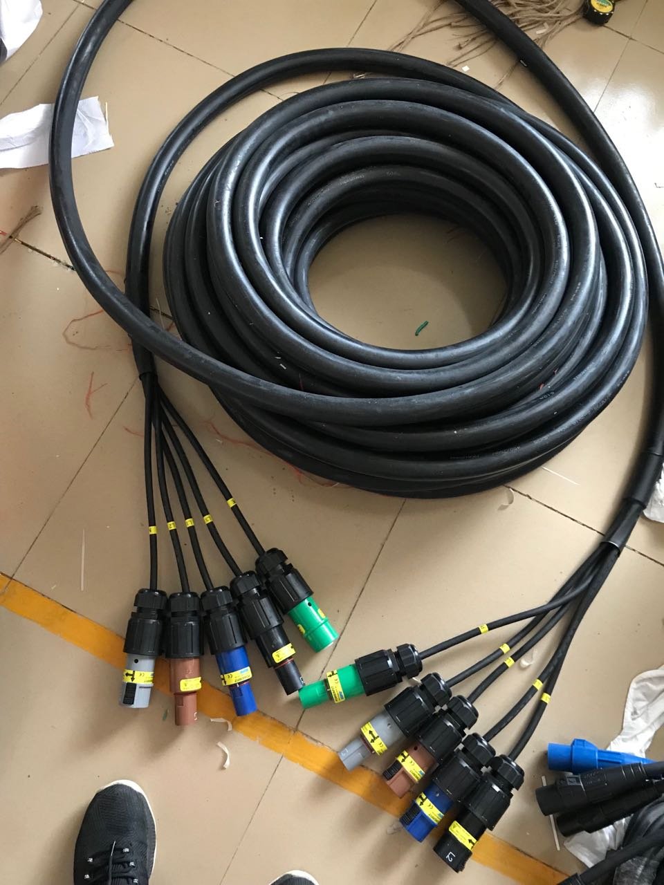 industrial grade both end can use compatible power 5 x 35mm connectors Fan out power cable