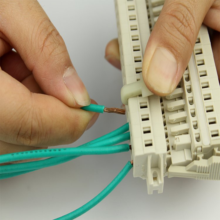 5.0mm Pitch Pluggable Terminal Blocks Push Wire Mount Spring Terminal Block Connector With Fixed Clip