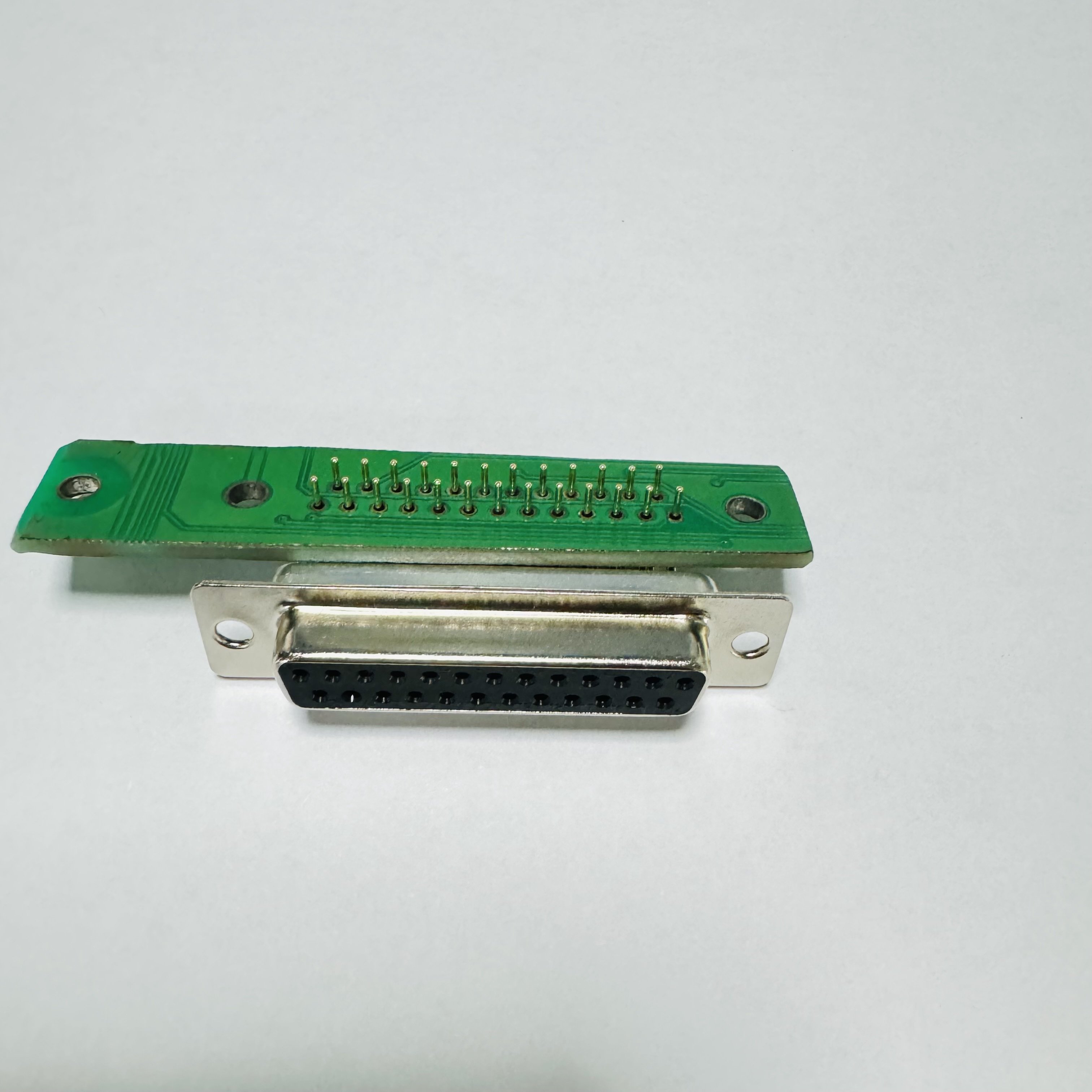 Solid pin 25 position D-Sub socket reverse installation female socket connector through hole right angle 2 rows 0.1 "2.54mm