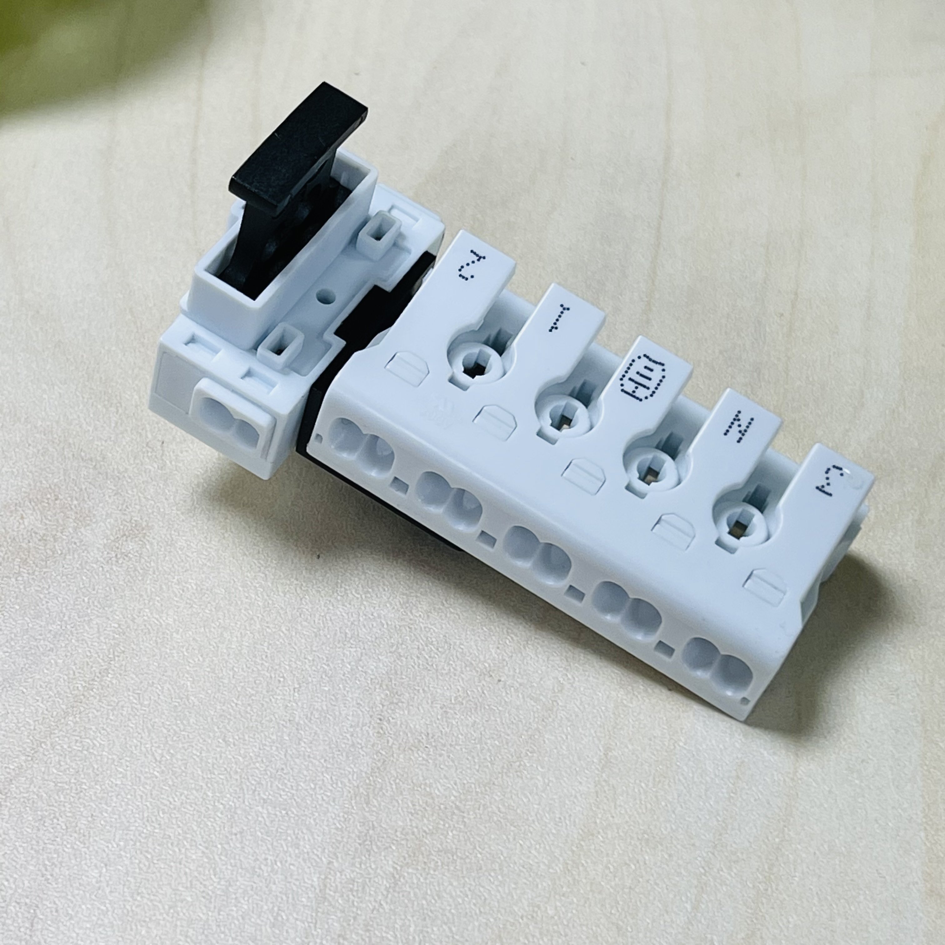 Electrical components 6 Pin fused push in wire connectors