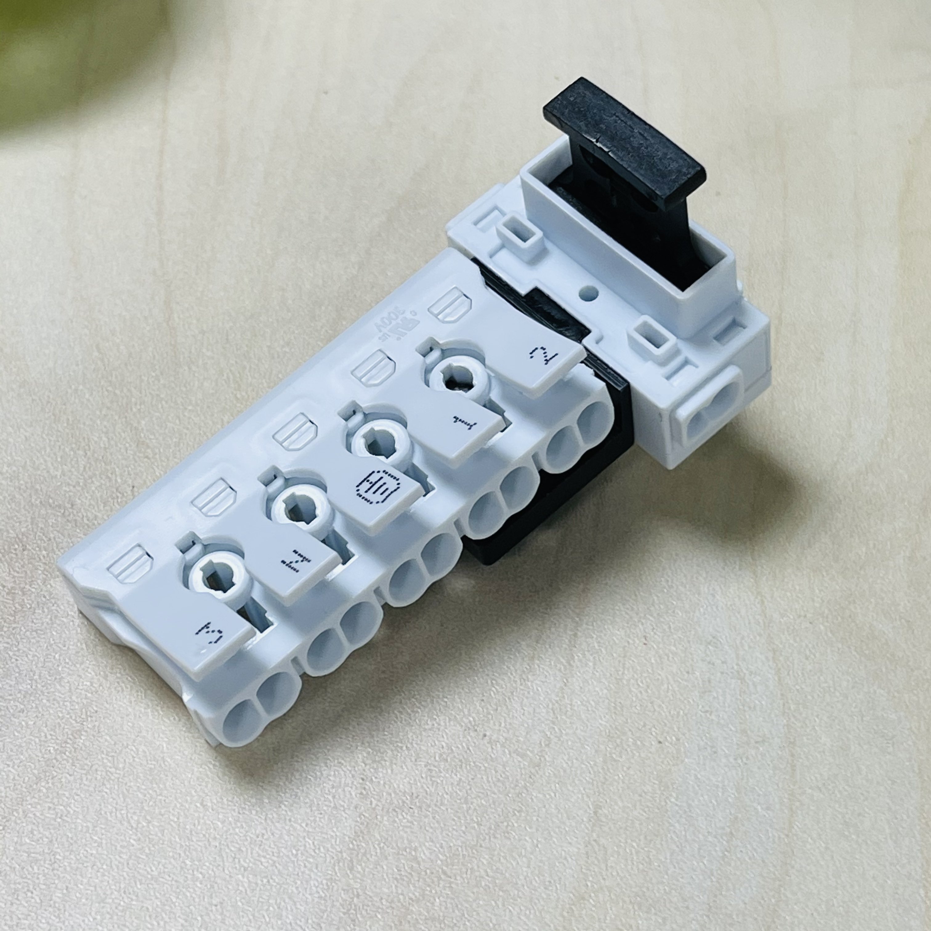 Electrical components 6 Pin fused push in wire connectors