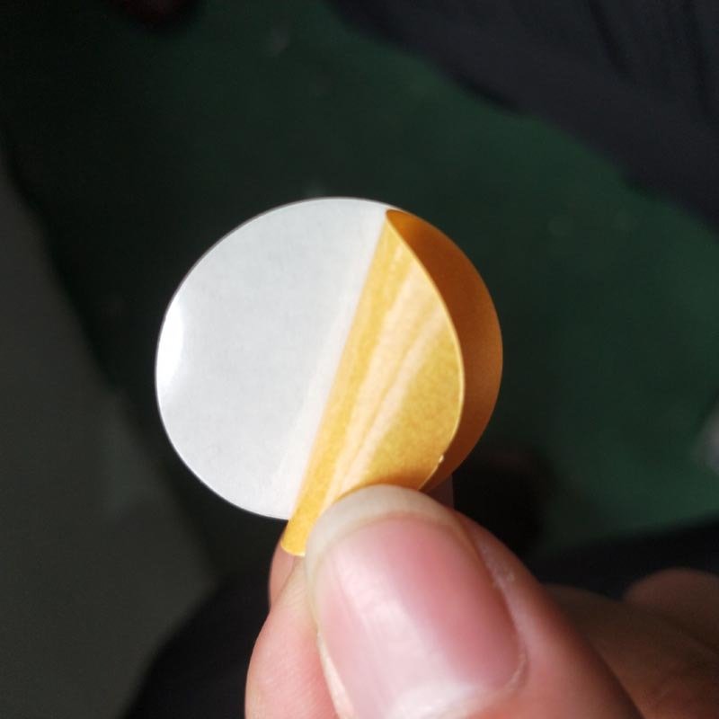 High temperature resistant transparent PET superglue has a thin and seamless mucous membrane that can be removed from the adhesi