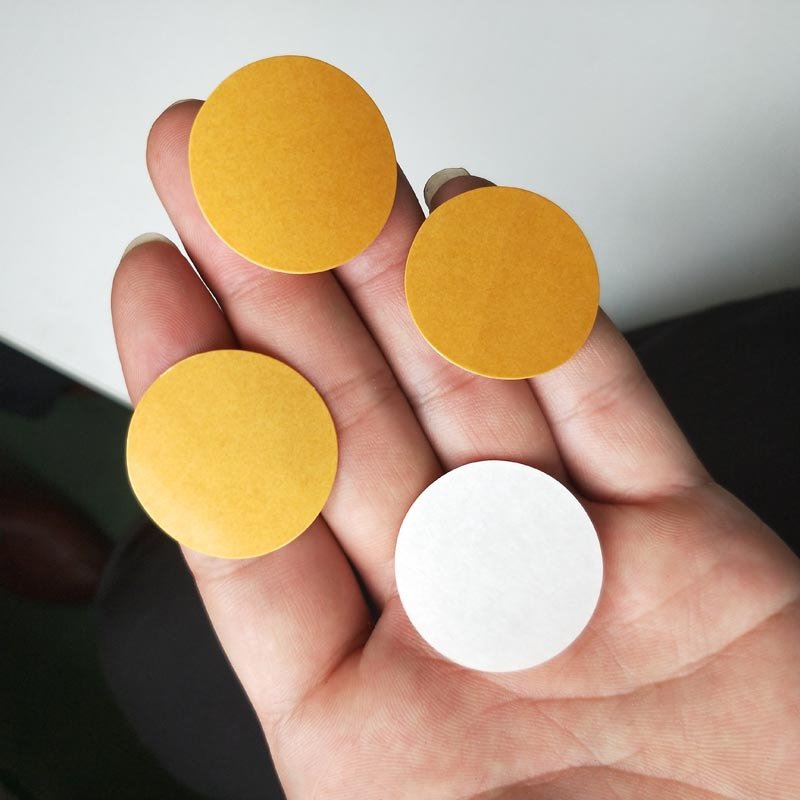 High temperature resistant transparent PET superglue has a thin and seamless mucous membrane that can be removed from the adhesi