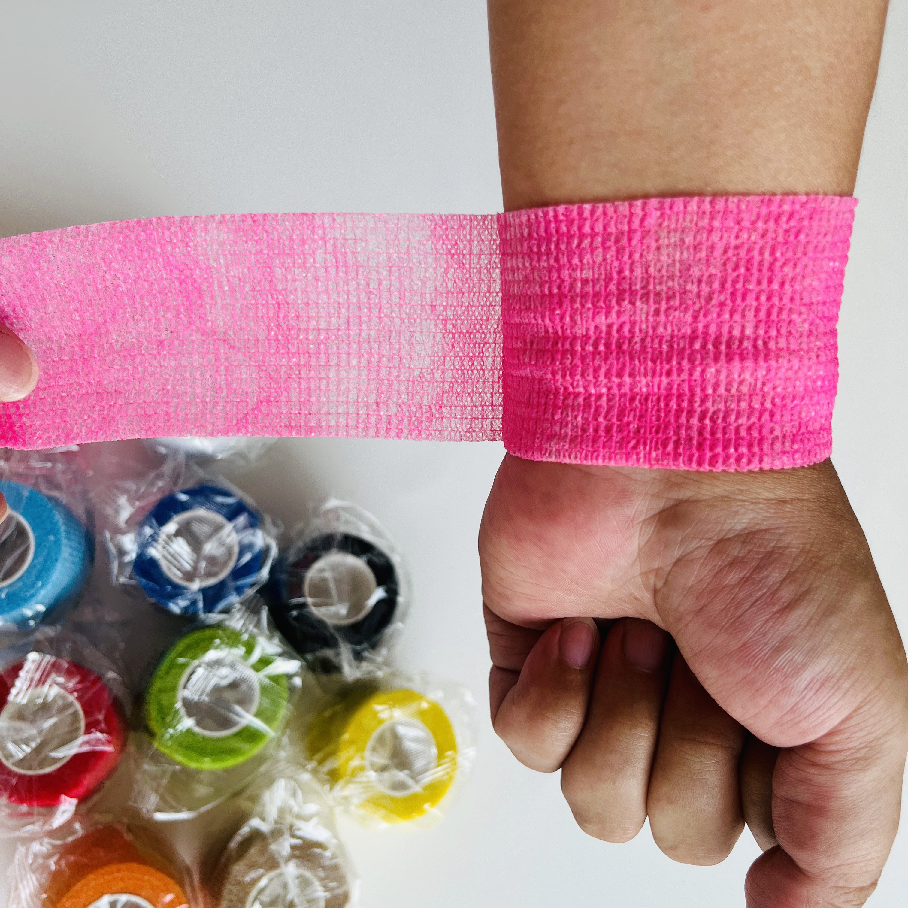 [Free Sample] 5cm*4.5m Colore Print Cohesive Bandage Nonwoven Self Adhesive Bandage Hand Tear Fabric for Stabilized