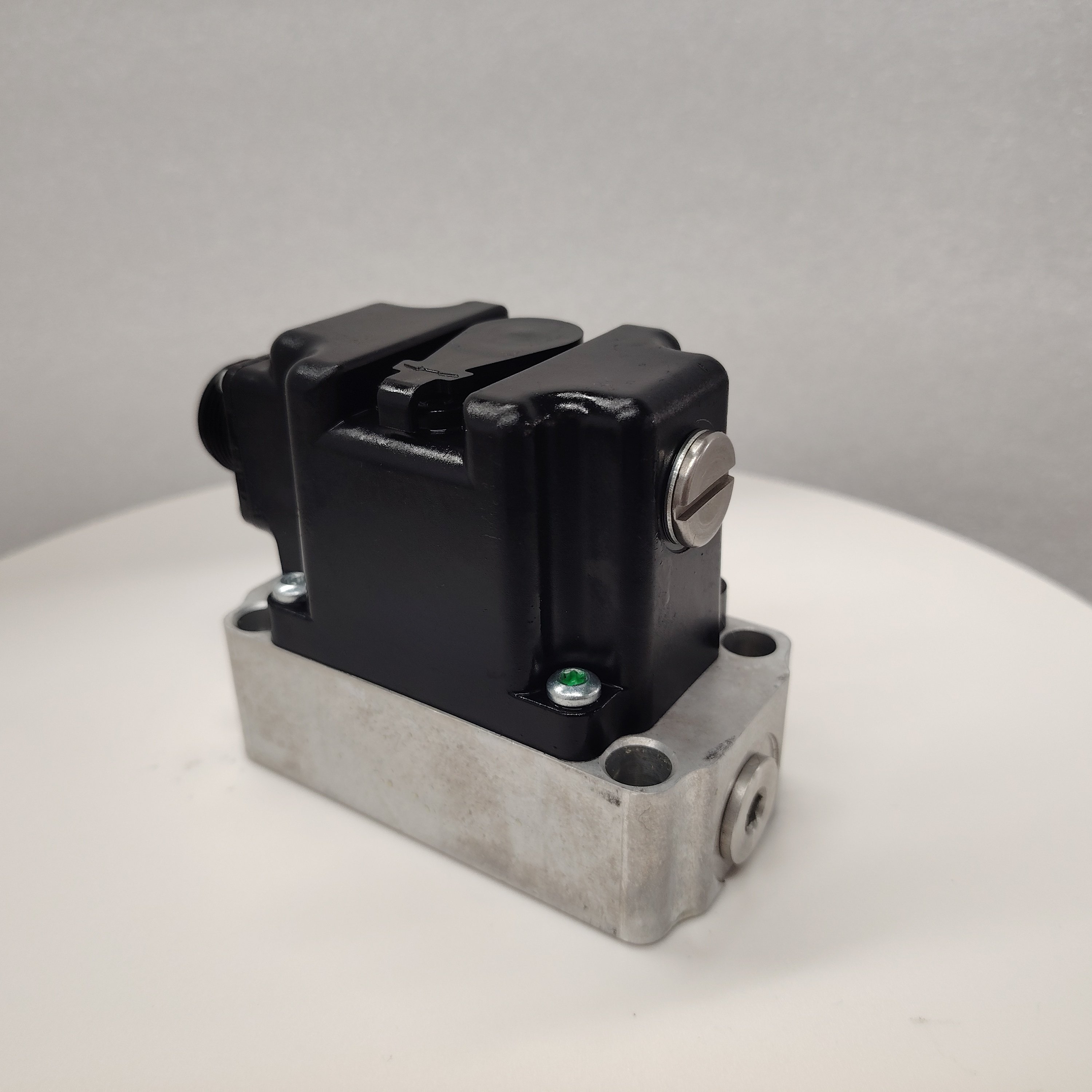 MCV Series MCV116A3501 Hydraulic Directional Control Valve New Solenoid Electric Flow Control Valve