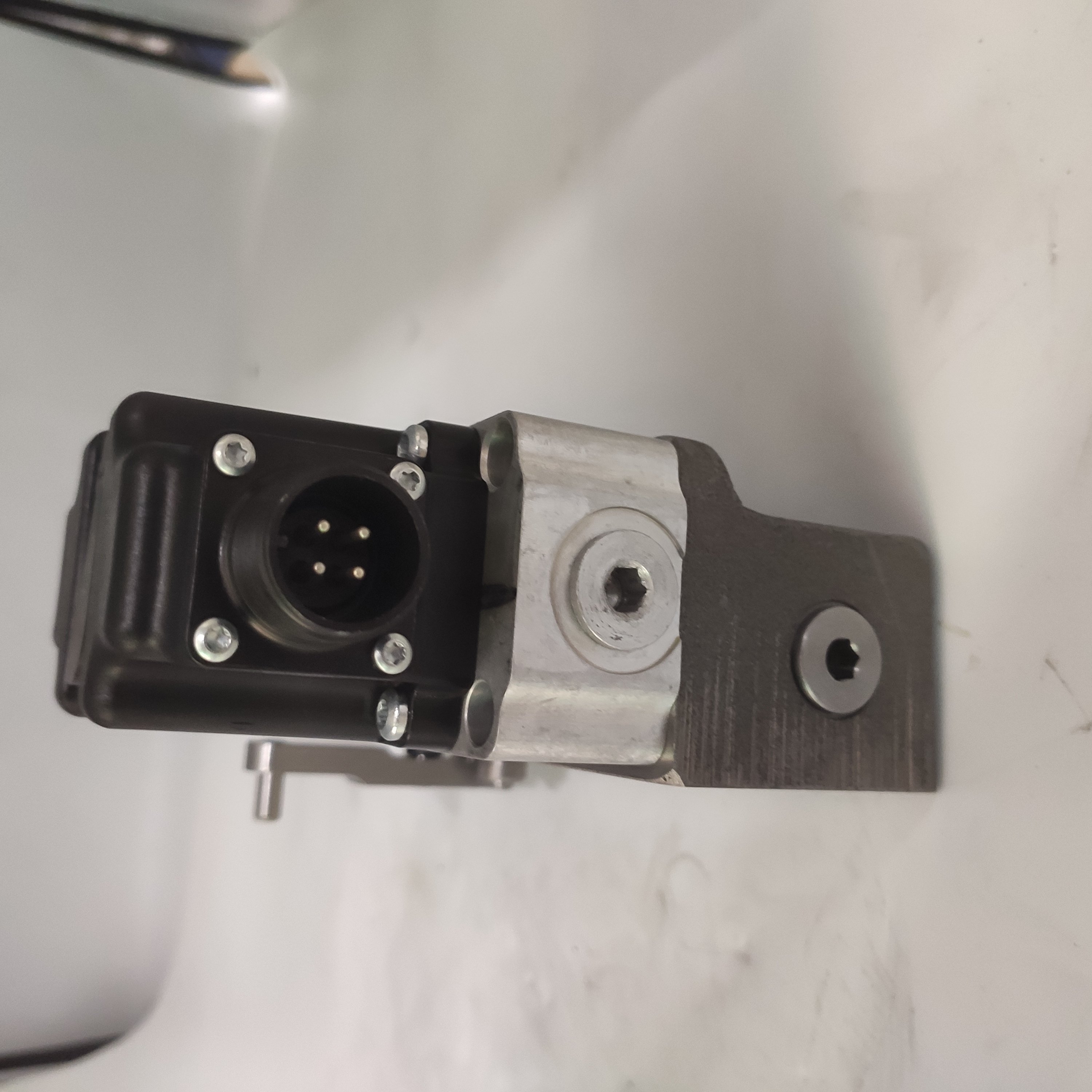 CHENGYUAN MCV105C3022 MCV105C3023 KVEBB1402 KVEBB0504 KVEBB1004 KVEBB1004 Hydraulic Control Valve