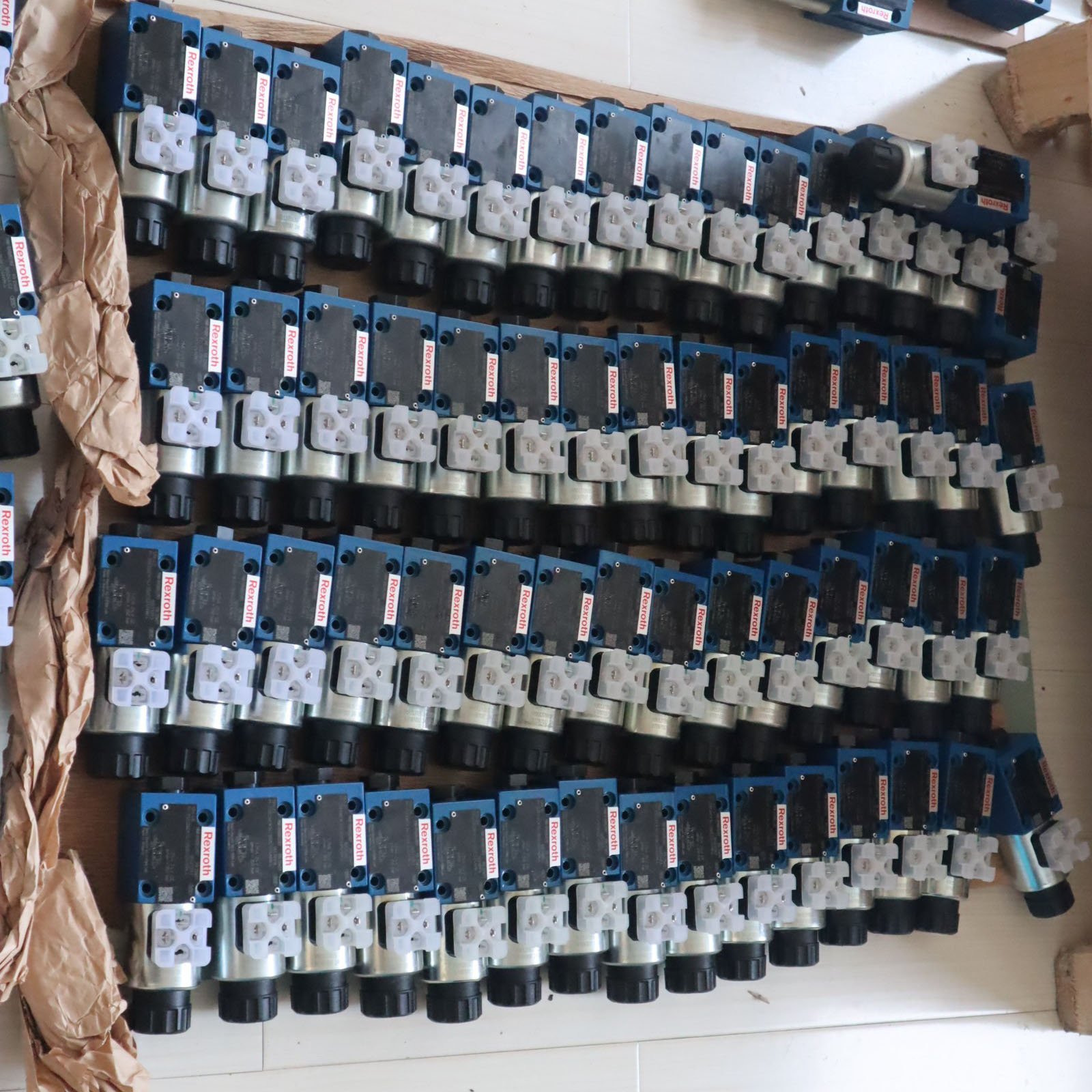 Hydraulic Valves Manufacturer Rexroth Solenoid Valve R900052392 M-3SED6CK1X/350CG24N9K4 Hydraulic Directional Spool Valve