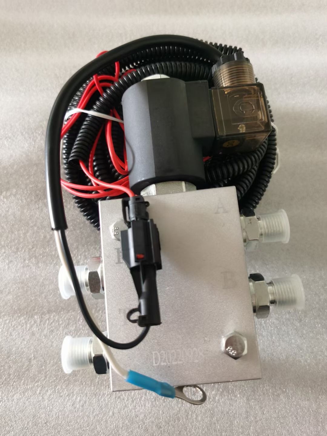 Solenoid operated control 2 Positions 3 way 4 way hydraulic Oil fluid Quick-connector pilot valve for grabber