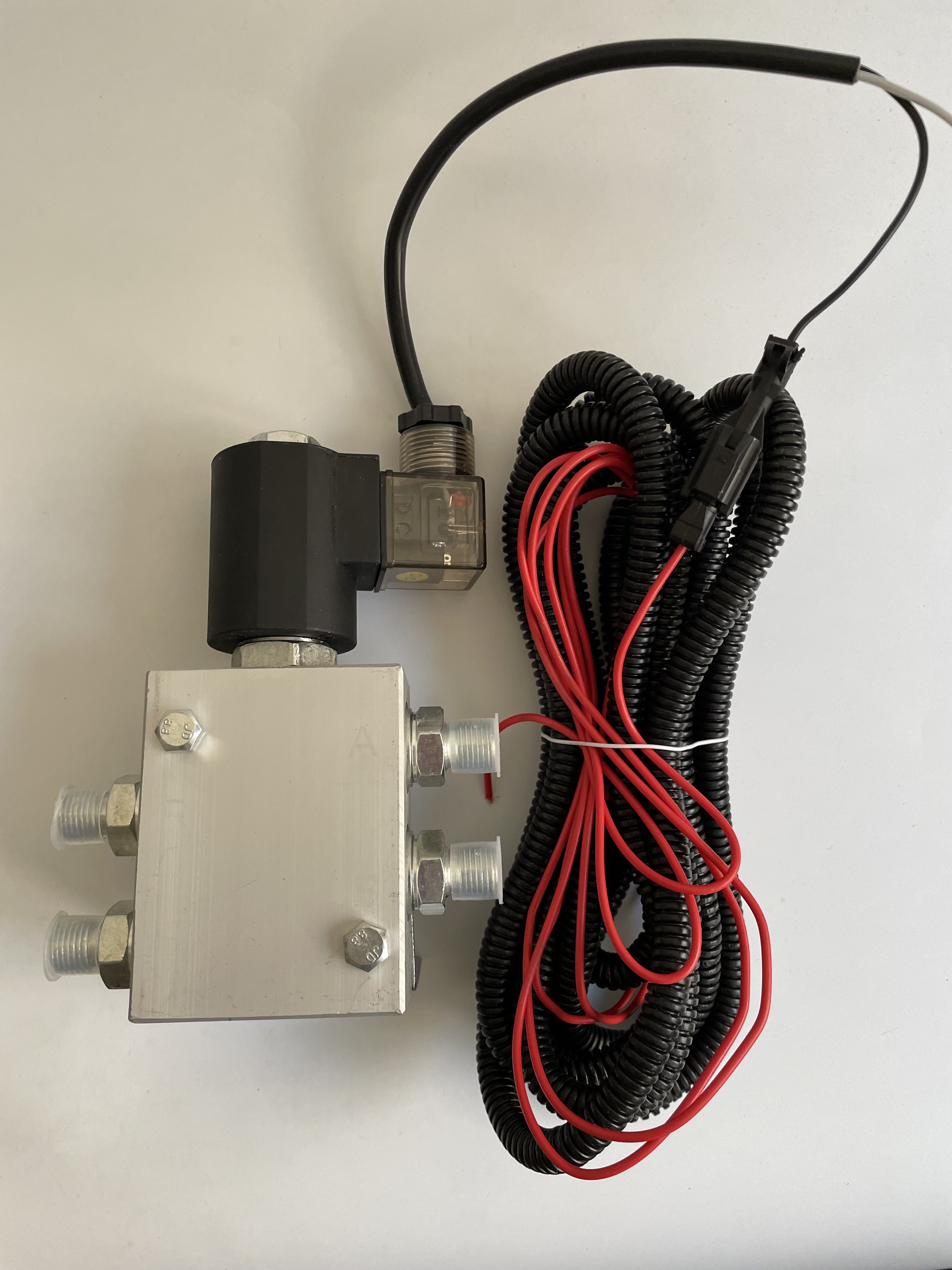 Solenoid operated control 2 Positions 3 way 4 way hydraulic Oil fluid Quick-connector pilot valve for grabber