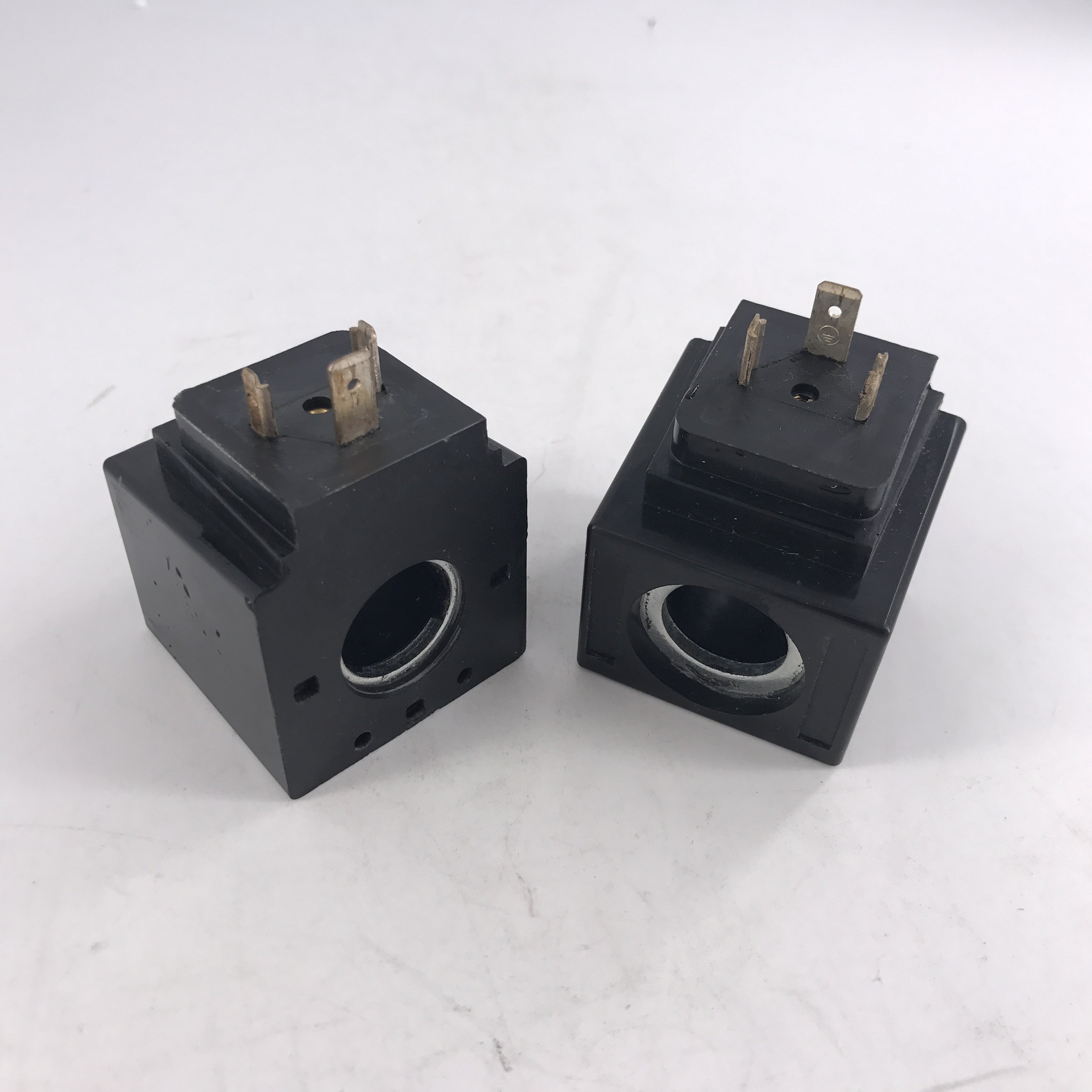 E246627 hydraulic solenoid valve coil 1860303 1860305 17WATTS 220V 110V inner hole 19mm ,height 42.5mm