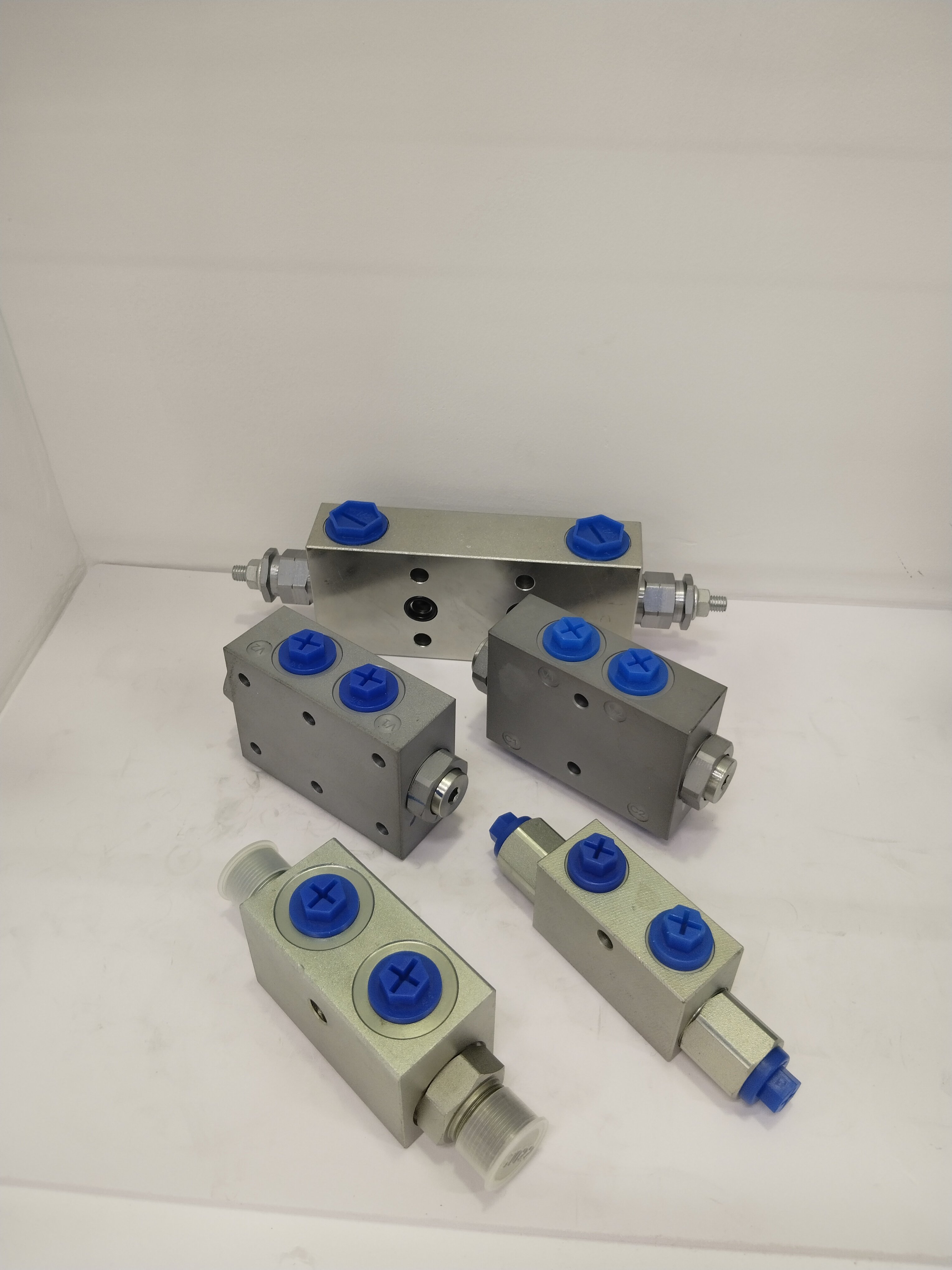 Hydraulic lock valve China Factory Supply Tadano Excavator Hydraulic Flow Control Valves export solenoid balance valve