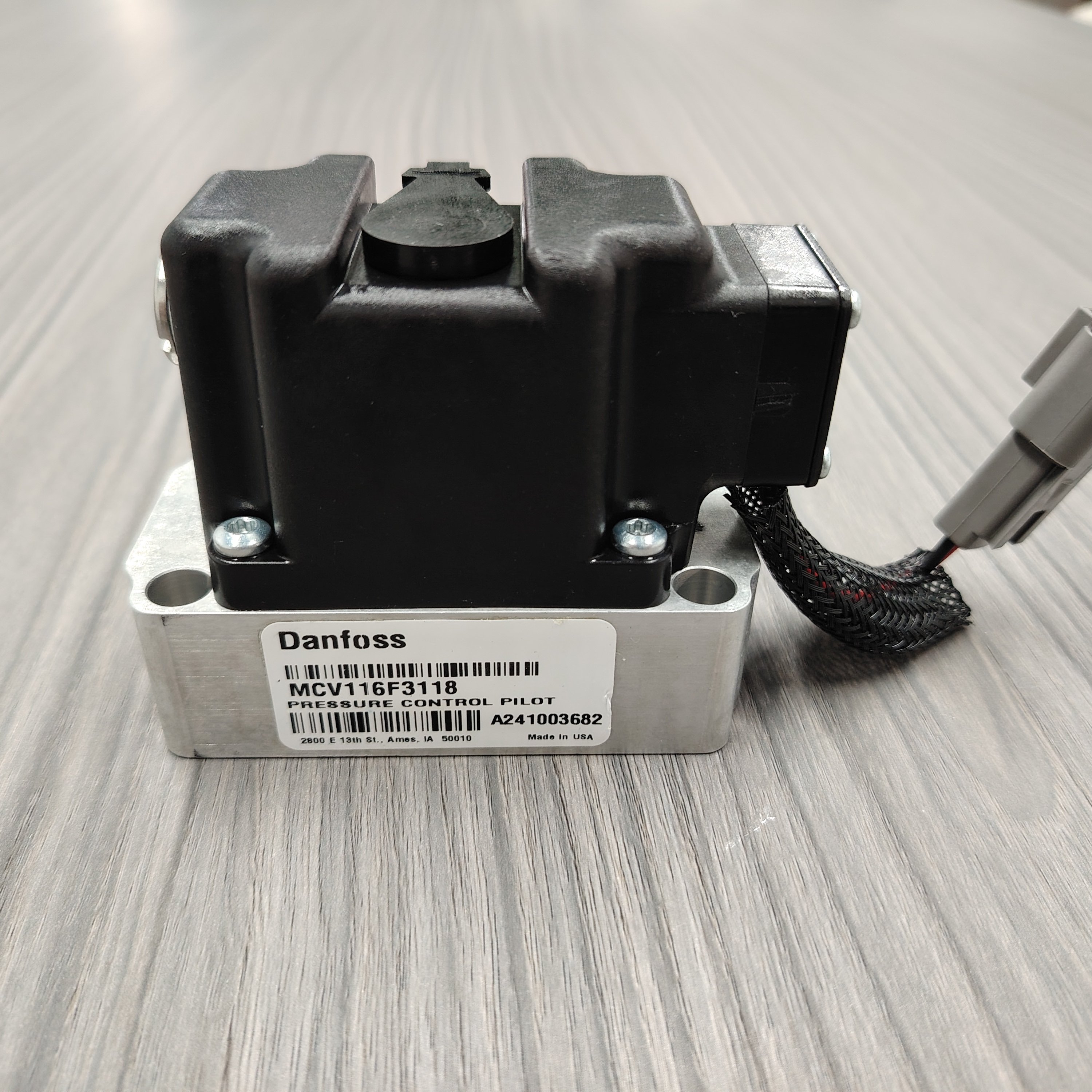 Original hydraulic valve MCV116G4201 Hydraulic Control Valve New Directional and Flow Control Valve for Sales