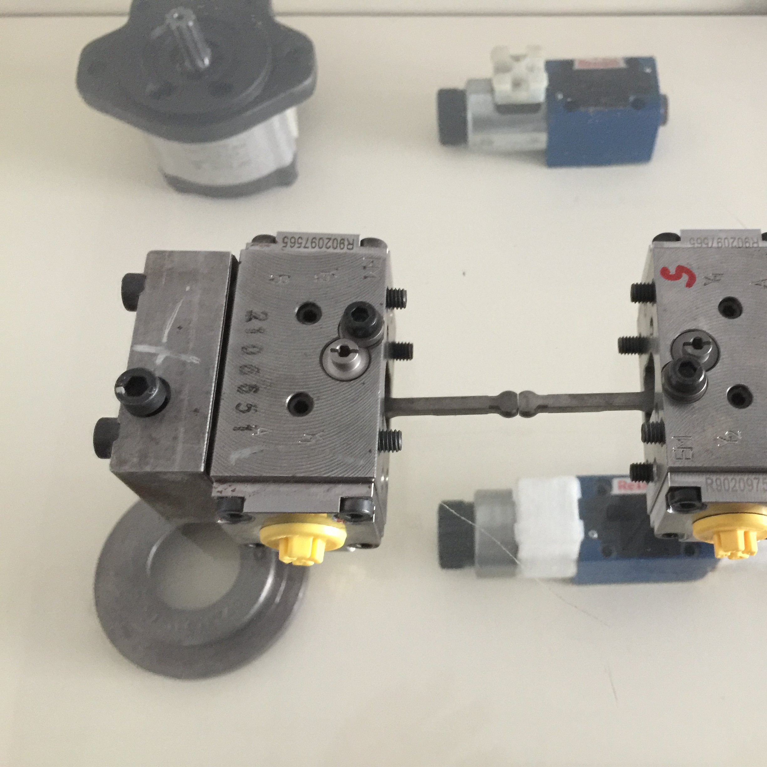 Original Rexroth solenoid valve A4VG HD HD1 HD3 valve