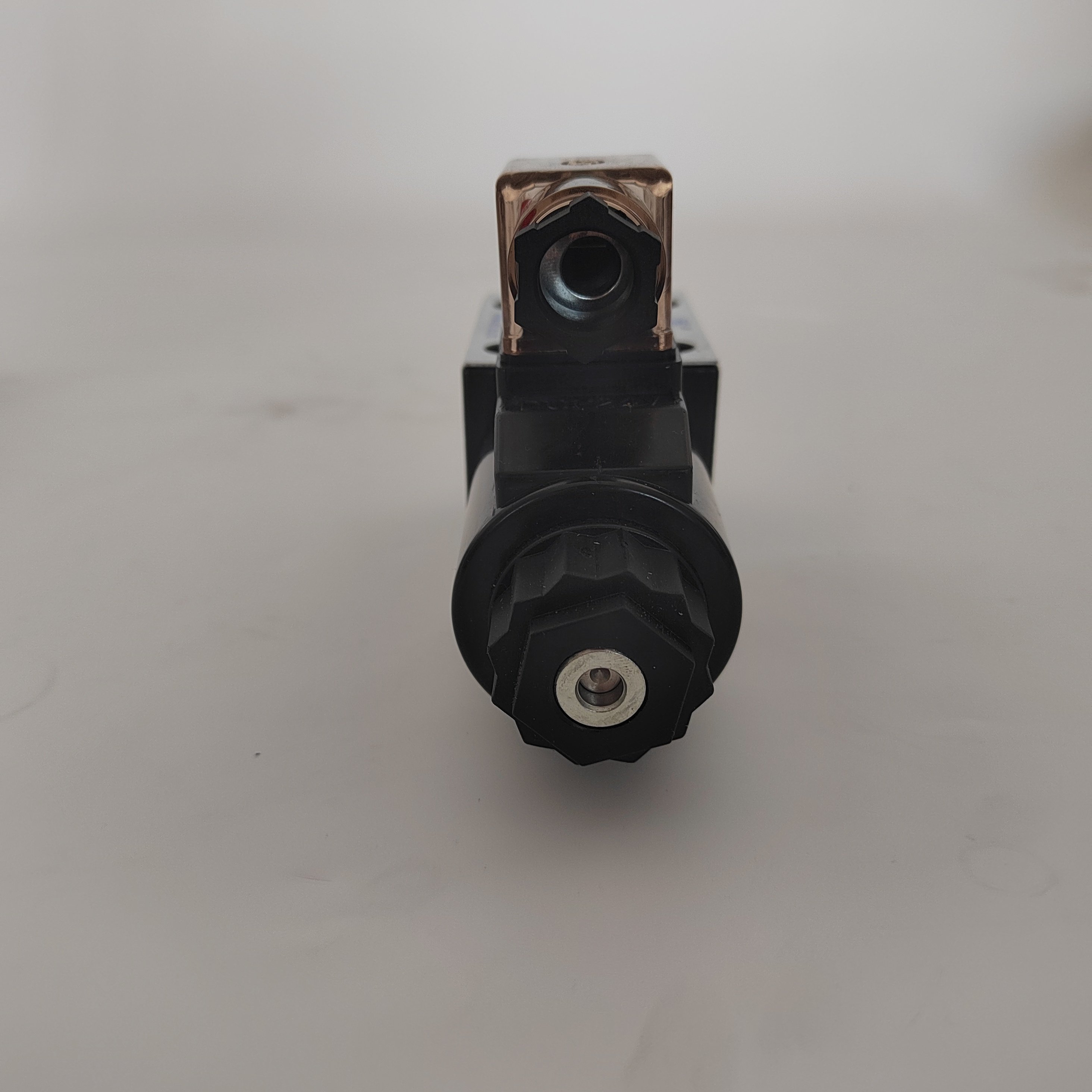 DSG-02-3C4 New Solenoid Hydraulic Flow Control Valve Directional Control Valve