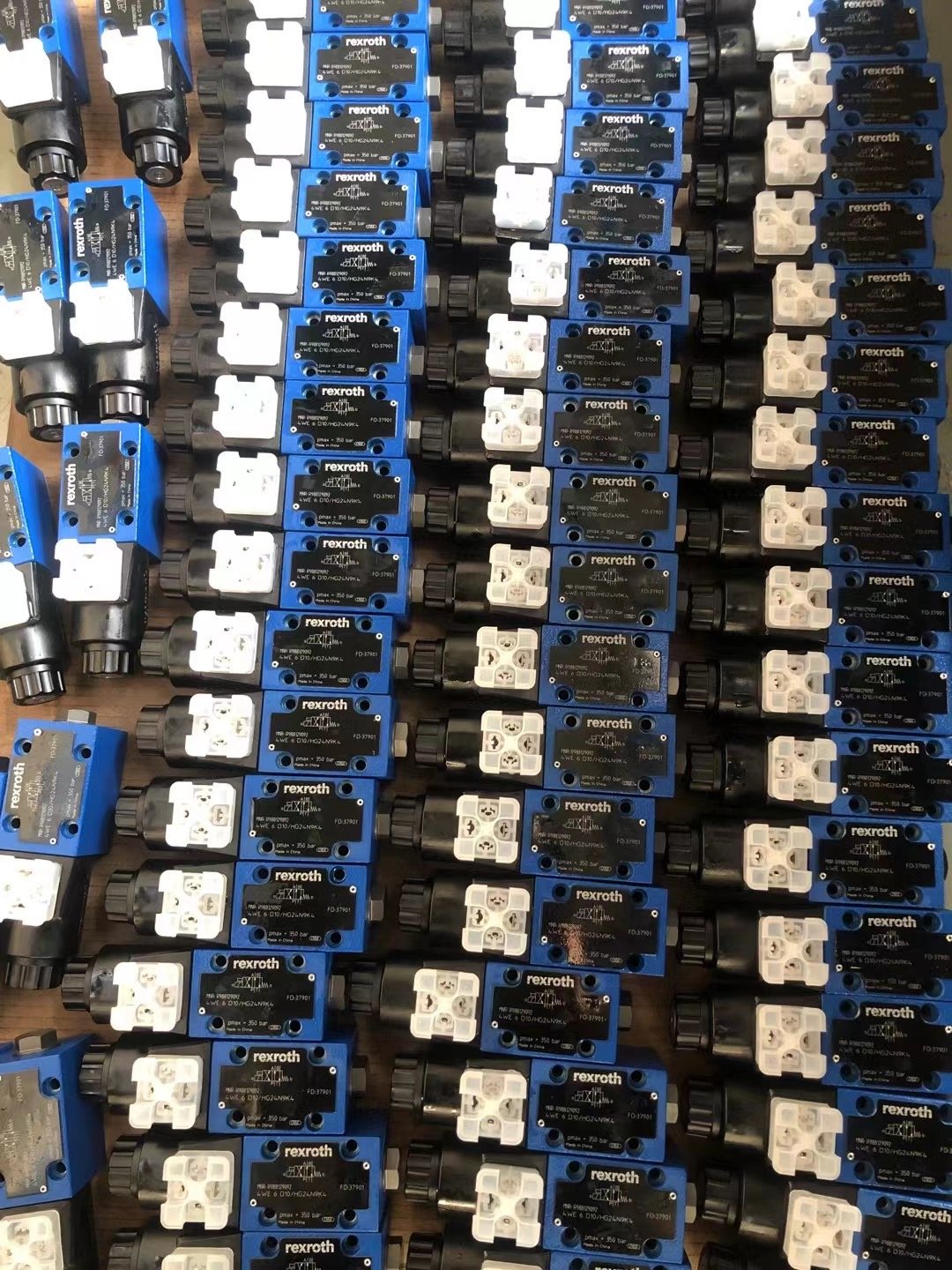 Original TW Yuken agent Hydraulic fluid DSG03 Wet Solenoid operated control valves CETOP5 NG10 directional valves controller