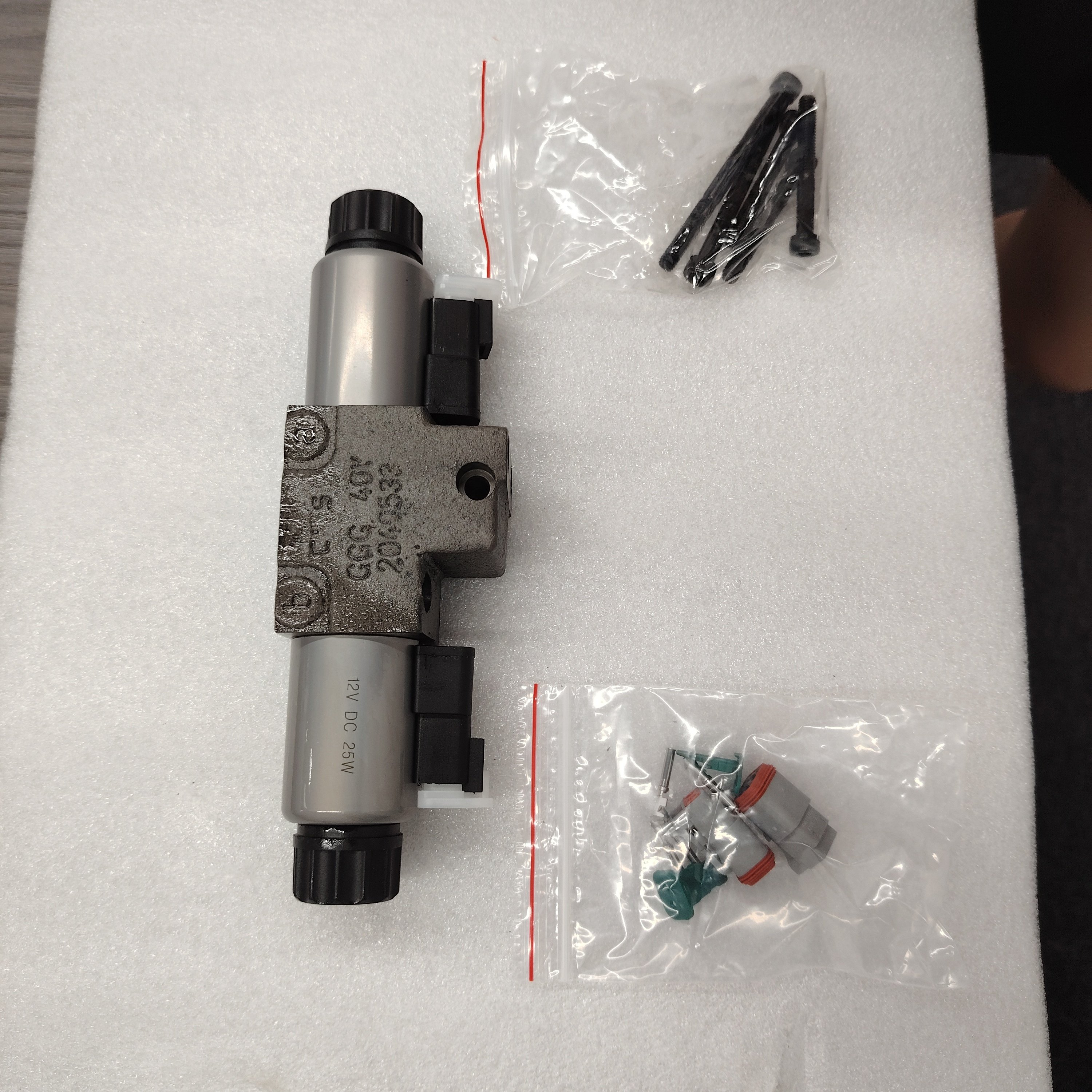 A4VG180 Hydraulic Pump Control Valve Group 2040533 204-0533 212D-2 Part Number 05817801 Solenoid Valve DS5-S2/12N-SD24K1