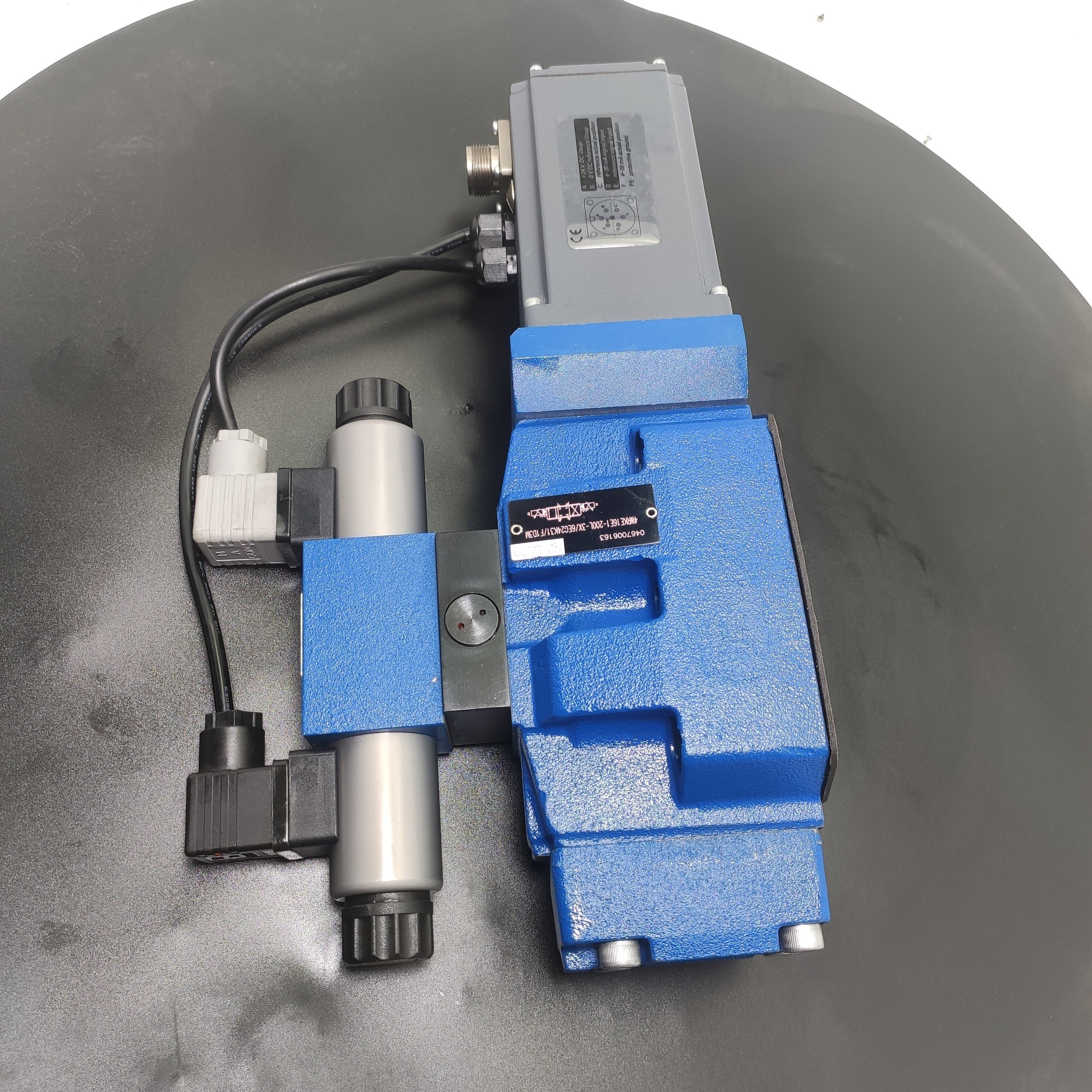 Hydraulic proportional valve 4WRTE 4WRPE 4WRKE series R901049771 4WRKE25W8-350L-3X/6EG24TK31/A1D3M hydraulic valve
