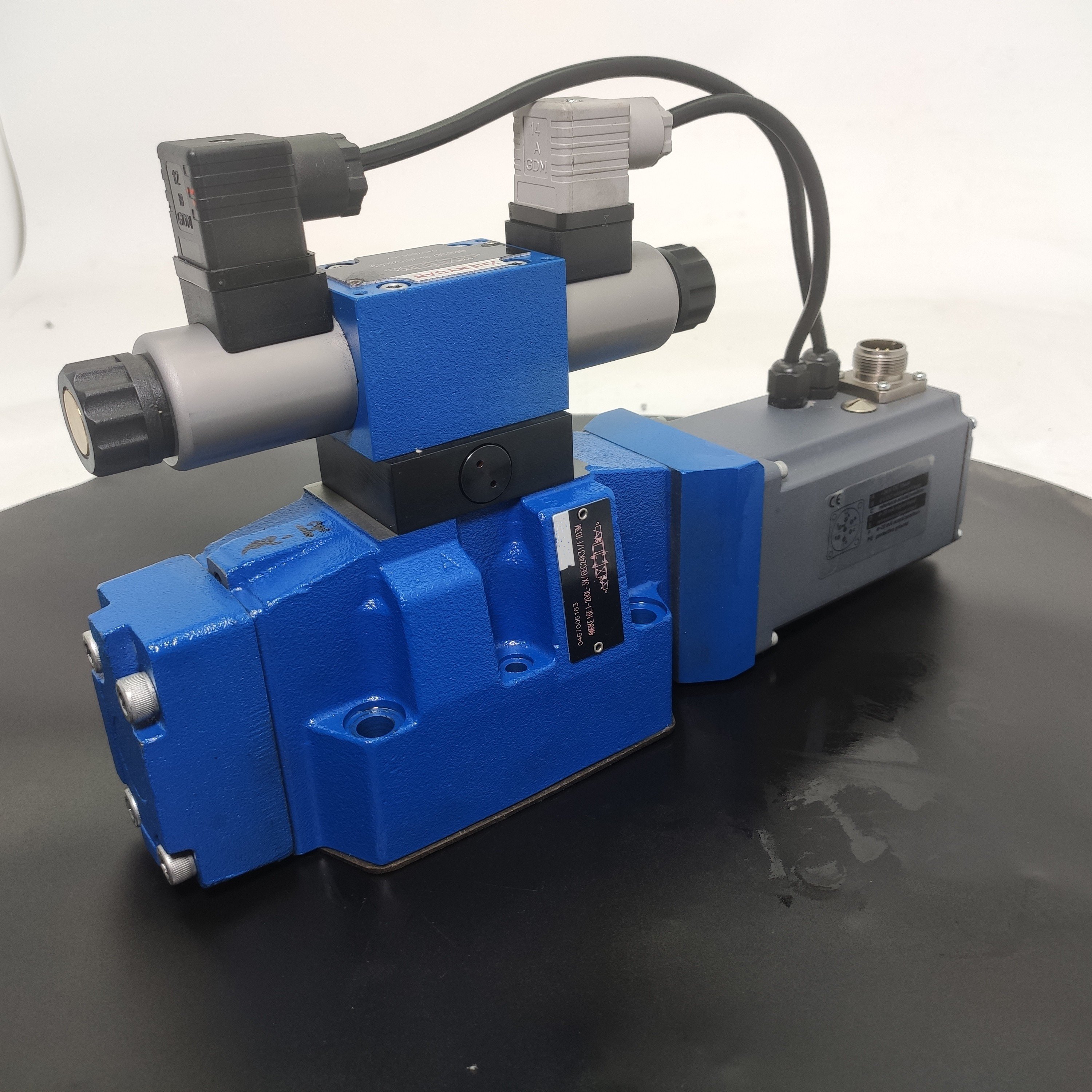 Hydraulic proportional valve 4WRTE 4WRPE 4WRKE series R901049771 4WRKE25W8-350L-3X/6EG24TK31/A1D3M hydraulic valve