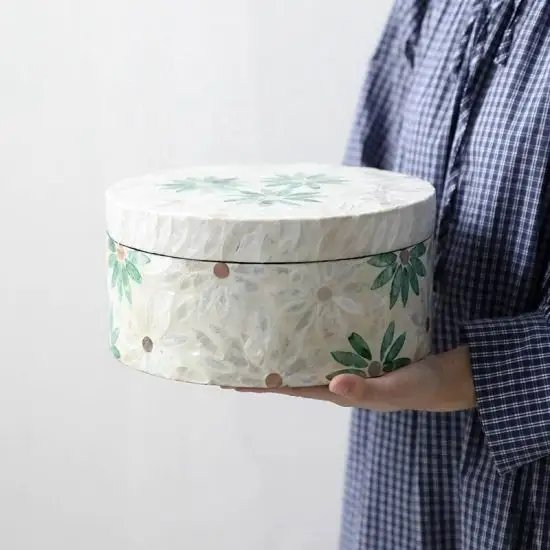 Best Selling Round Box Mother of Pearl Inlay Storage Chocolate and Jewelry Customized Box Display Handmade in Vietnam