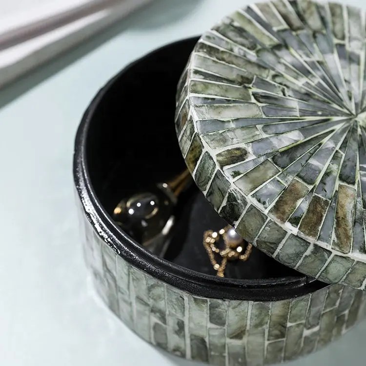 Best Selling Round Box Mother of Pearl Inlay Storage Chocolate and Jewelry Customized Box Display Handmade in Vietnam