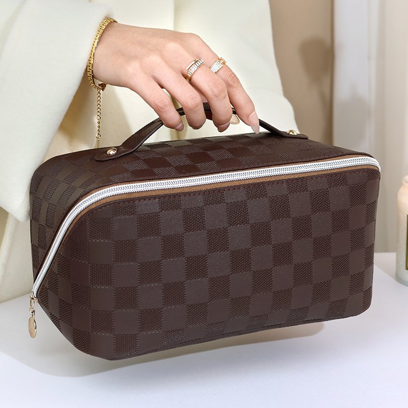 Wholesale PU luxury cosmetic makeup bag travel organ skincare pouch organizer