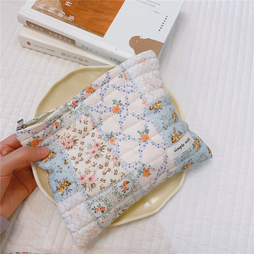 Quilted Flower Pattern Polyester Cotton Cosmetics Bag High Capacity Beauty Tools Pouch Light Portable Square Bag for Women