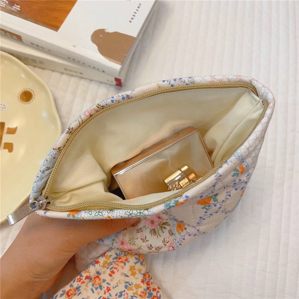 Quilted Flower Pattern Polyester Cotton Cosmetics Bag High Capacity Beauty Tools Pouch Light Portable Square Bag for Women
