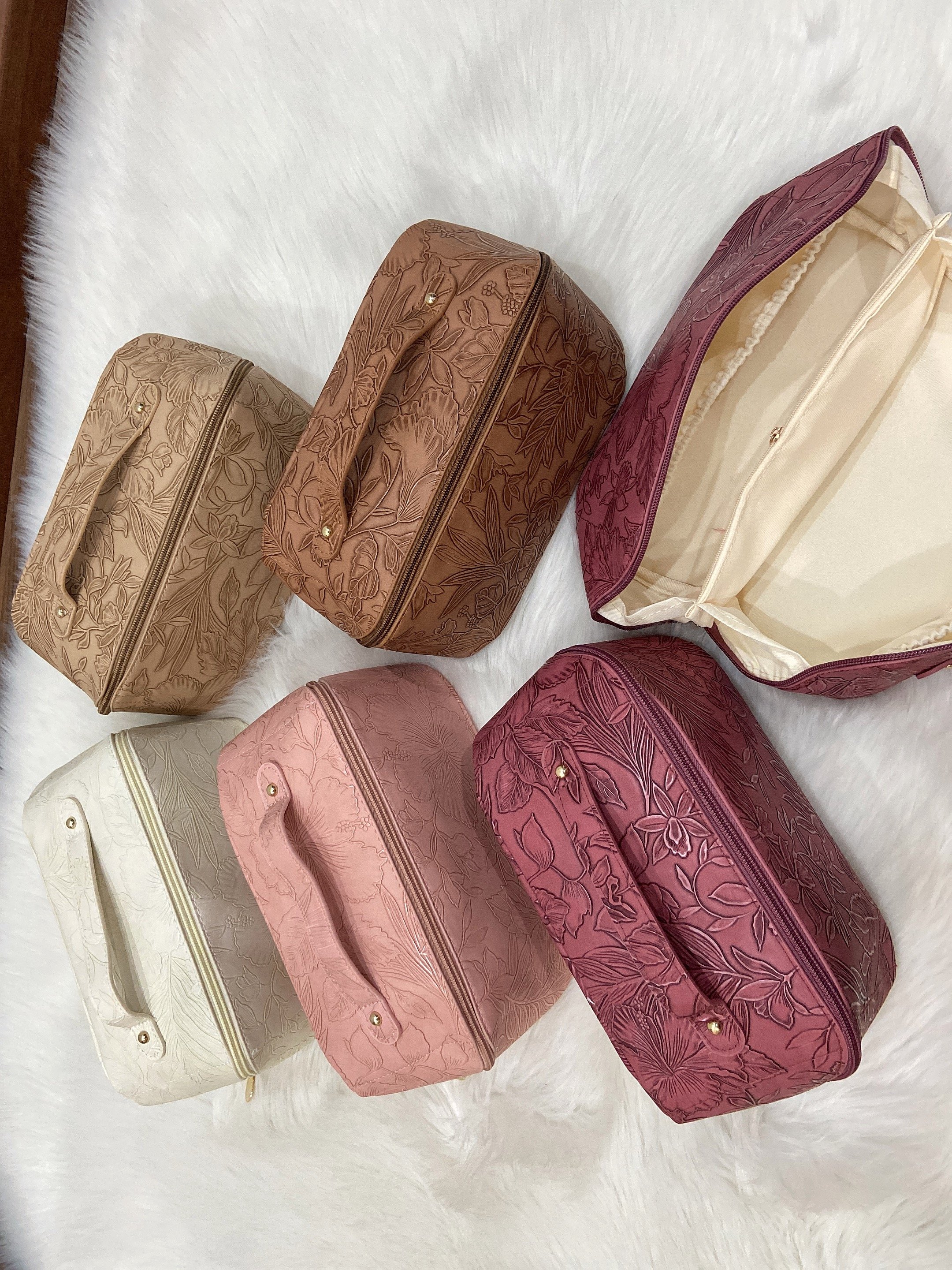 Large Capacity Vegan Leather Cosmetic Makeup Bag Everything Toiletry Bag with Compartment Storage Cosmetic Organizer for Women